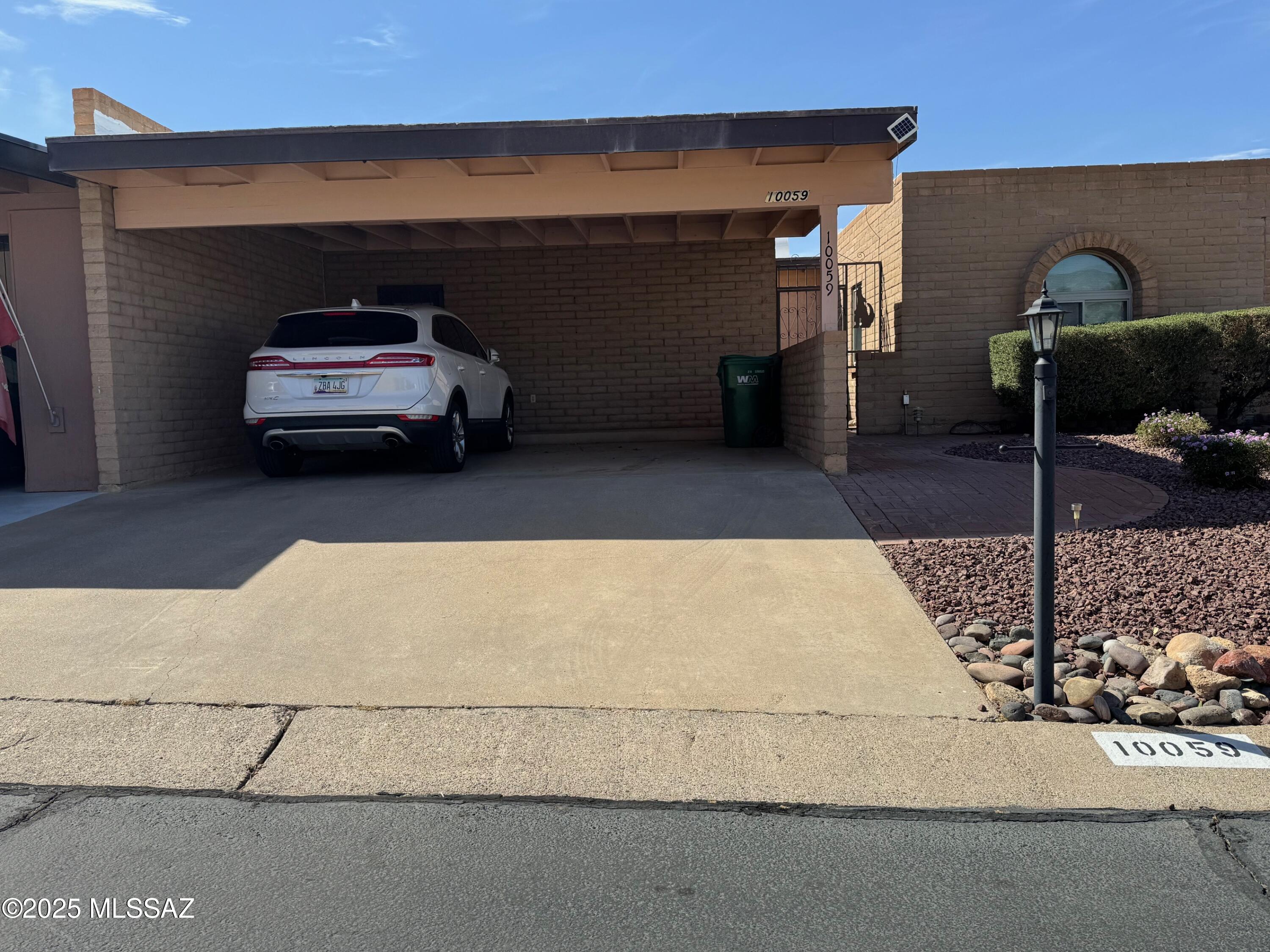 This cute two bed two bath 1674sqft condo located in the scenic community of Oro Valley, Stylish, functional desert living with plenty of restaurants, shopping and outdoor activities within a reasonable commute.