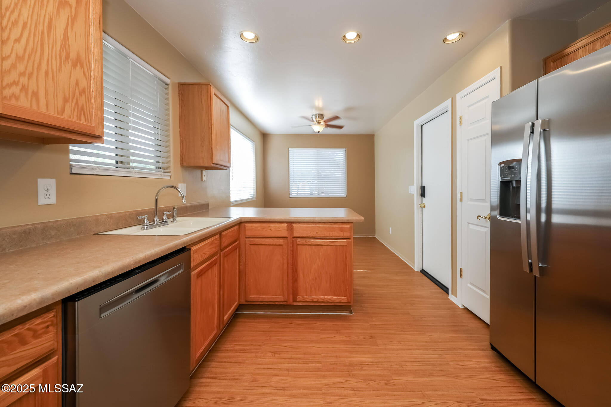 Hacienda Del Oro (1-78) - Residential Lease