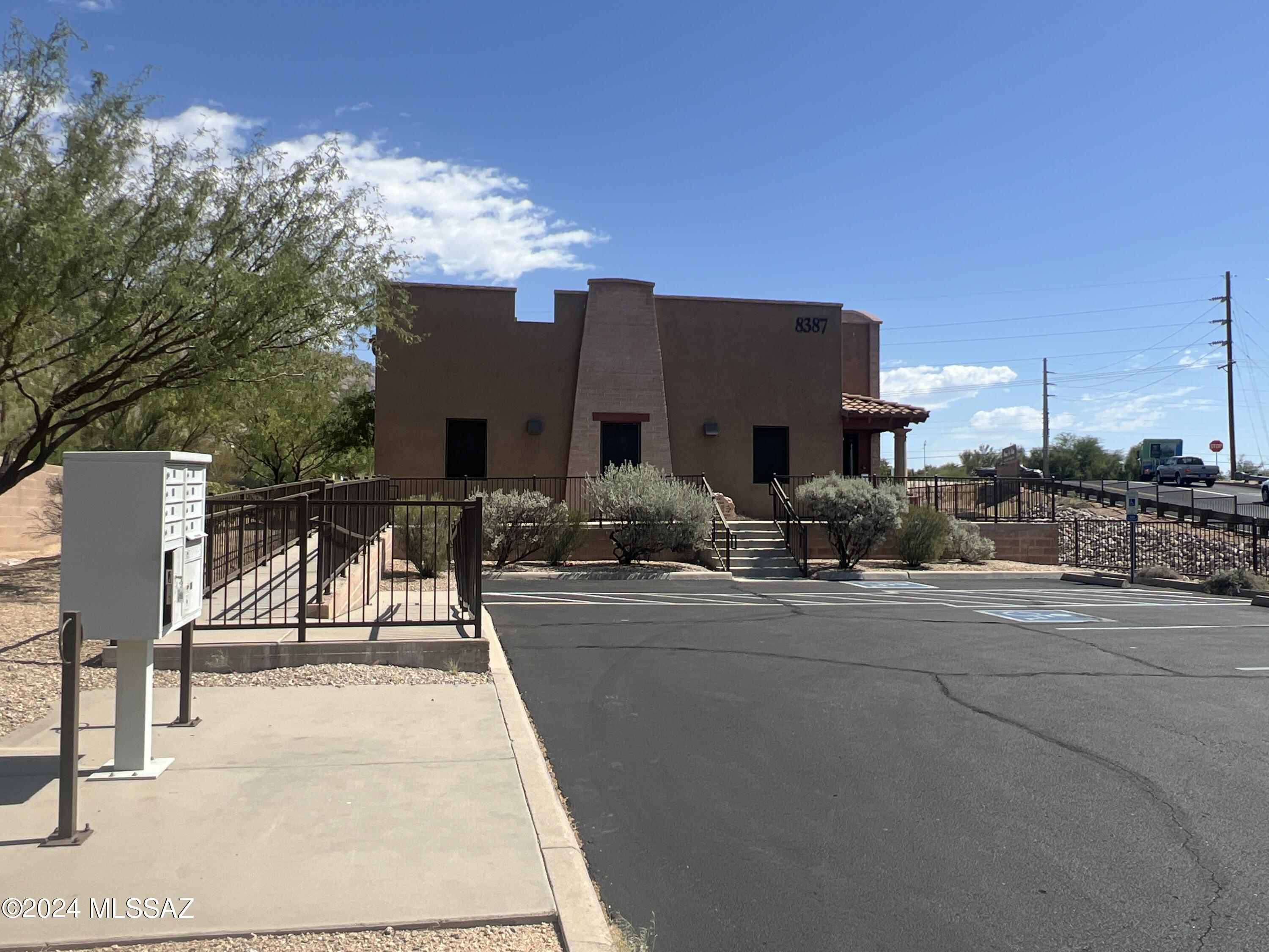 Prime real estate at Plaza De Vida just north of Magee. Diverse tenant mix of office and services.  High traffic location with easy access from north or south bound on Oracle with ample parking.