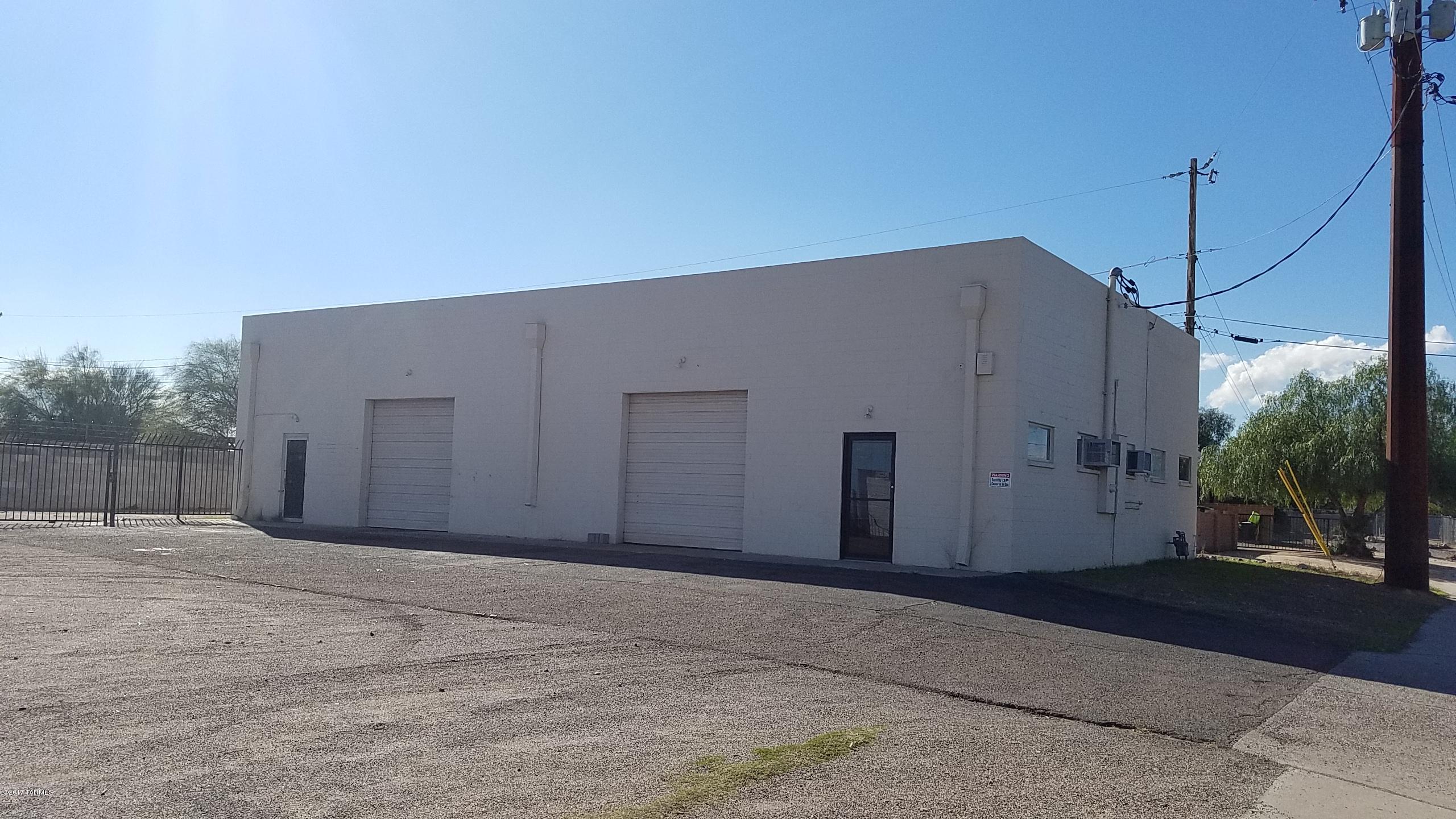 Free standing 2800 sq. ft. industrial building w/frontage on Glenn and good visibility from Stone Avenue.  Two 10 X 10 roll up doors at ground level, air conditioned office space, fenced yard, plenty of parking.