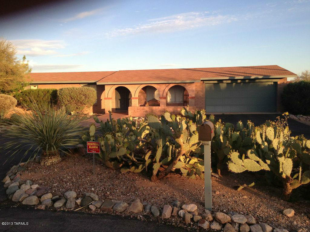 This secluded and private Foothills Clusters house has been completely updated. The kitchen is updated with maple cabinets, S/S refrigerator, new faucet and lighting. Neutral colors, new paint and brand new carpeting. New bathrooms include granite and marble. California closets in each bedroom. Custom built-in storage, huge laundry room. A two car garage. Beautiful mountain and city views. A great walking neighborhood with lots of hiking trails nearby. Close to shopping and restaurants. School District 16.