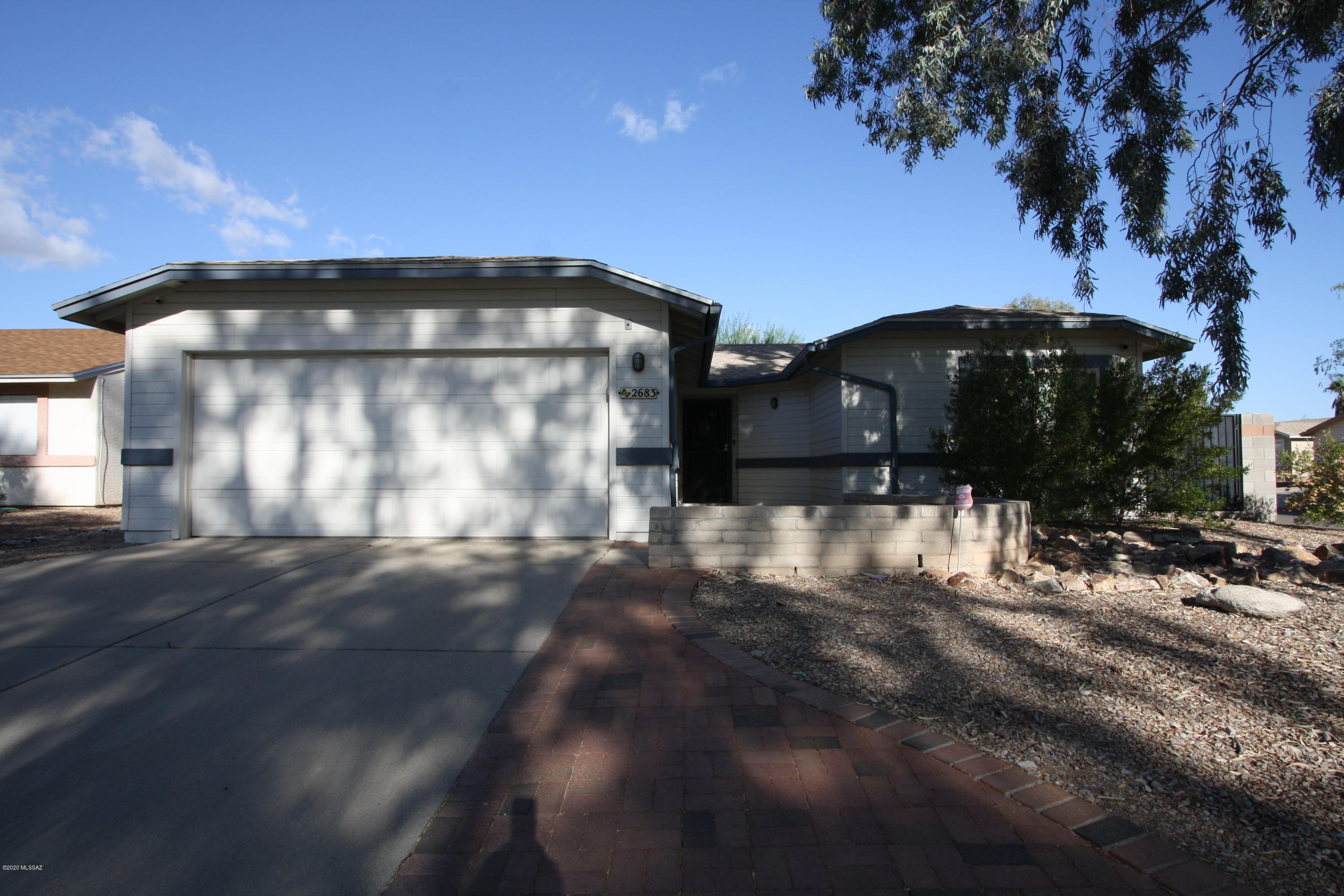 3bdr/2ba in Meadowbrook community across the street from the spacious park, pool, and spa!
Beautifully remodeled kitchen w/tiled backsplash, master bath w/dual vanity and tub/shower combo, hall bath features handicap accessible walk-in shower.
Beautiful backyard w/covered patio, green grass and lots of plants.
Monthly landscape service is included.