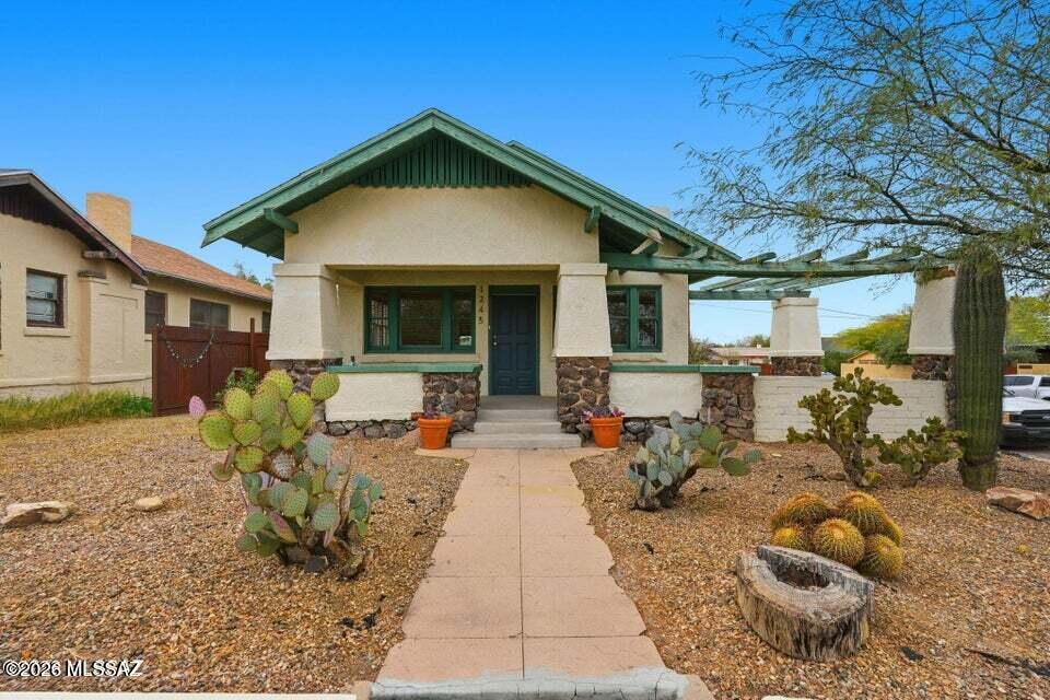 CHARMING 3BD/DEN/2BA BUNGALOW near U of A and separate studio with kitchen/bath is available to rent!
This classic home has modern updates and features including stainless steel appliances, granite counters, built-ins, neutral color, large windows for natural light,
beautiful wood flooring, cozy fireplace  and lots of character throughout.
Great location close to campus, dining and downtown amenities.
Call today!