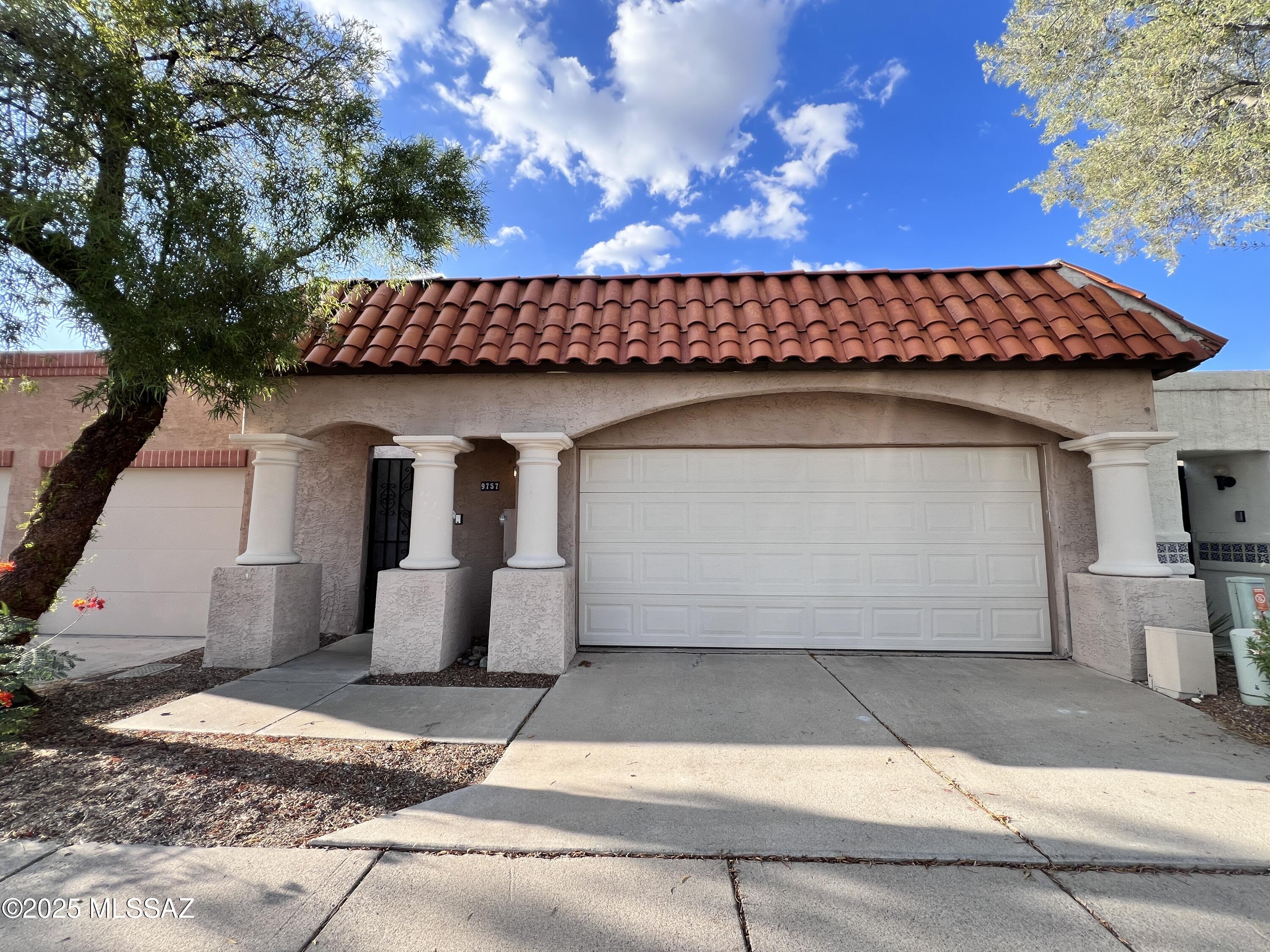 Charming 2bdr/2ba Eastside Townhome!
Living room w/fireplace, split bedroom floorplan, two car garage, ceiling fans and W/D.
Landscaped backyard w/covered patio w/hanging lights for outdoor relaxing!
Tenant occupied until 06/08/2026