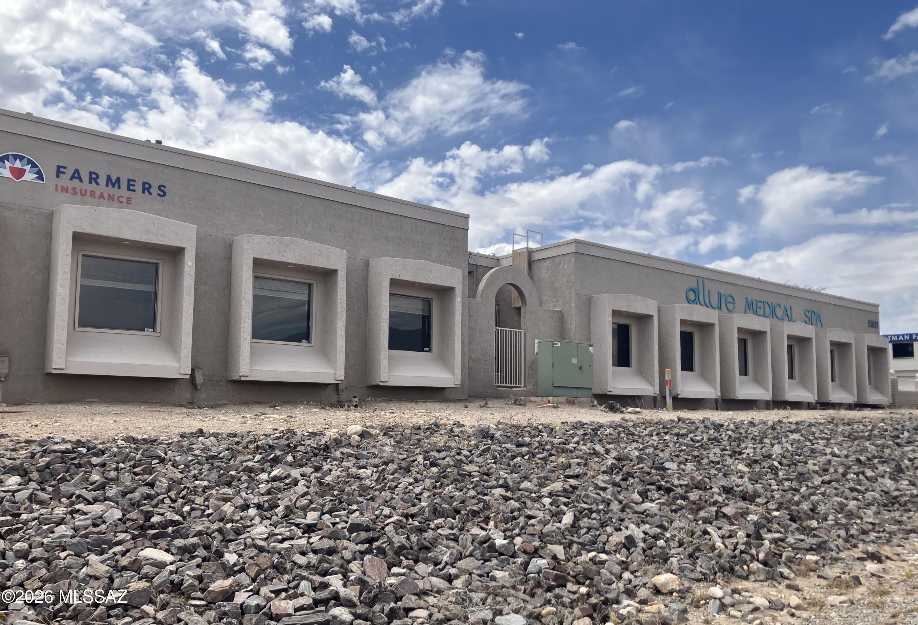Prime location on Oracle Road north of River with excellent visibility! This former salon space has multiple private rooms with sink or shampoo bowl hookups, plus washer & dryer hookups. Beautifully remodeled with polished concrete floors throughout. Plenty of parking spaces for your clients; very well-maintained complex.