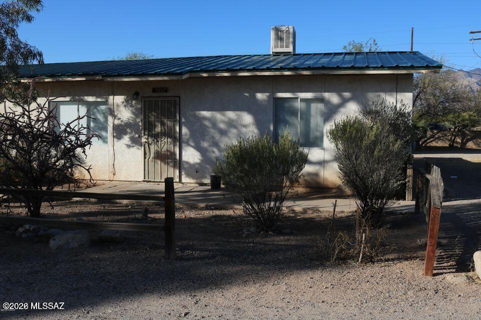 Lovely 2 bedroom, 1 bath duplex. Updated kitchen and move-in ready! Washer and dryer hook-ups, nice sized back yard.  Available for quick move-in!