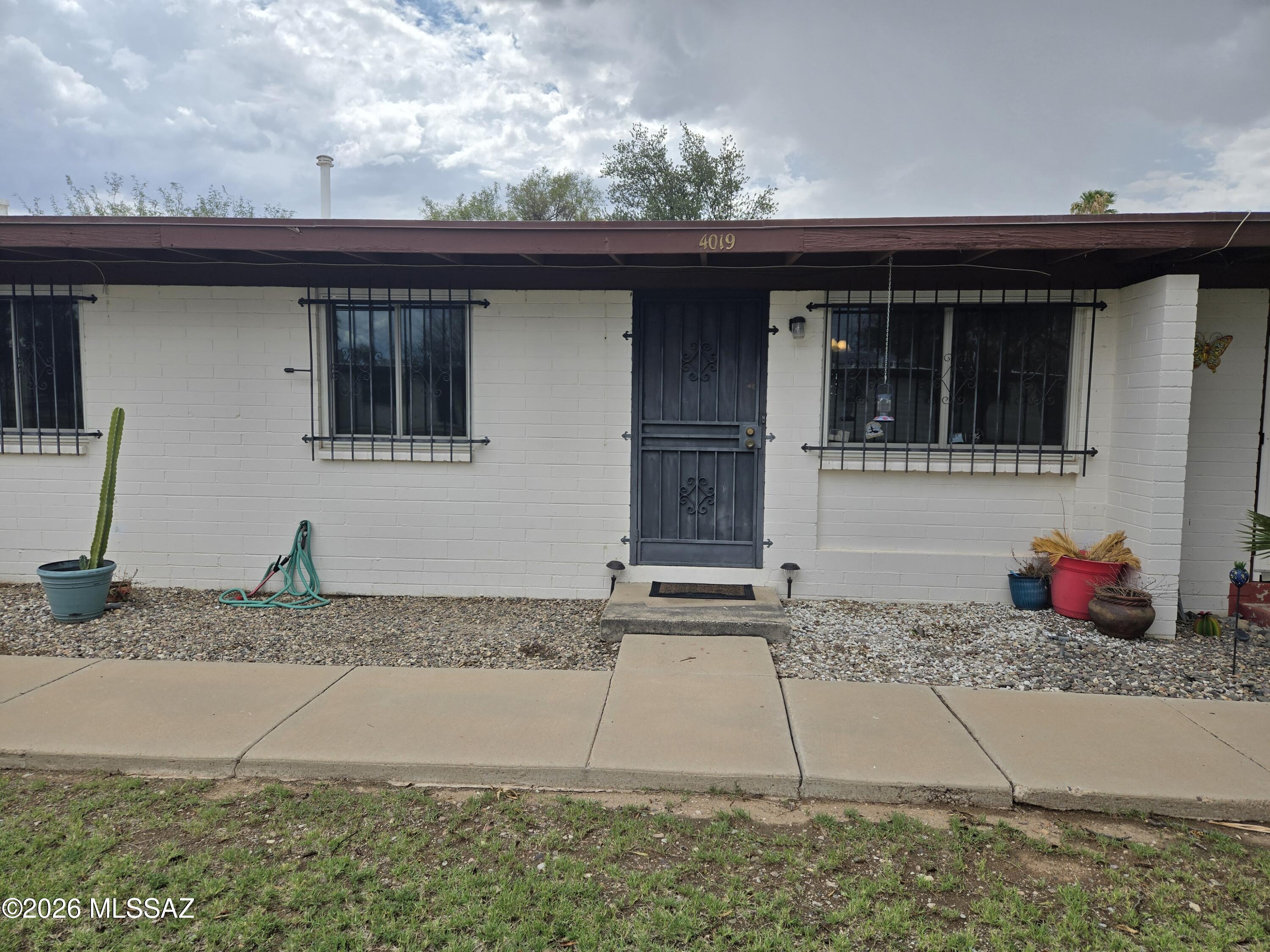 This charming 3-bedroom, 1-bath home offers 899 sq ft of comfortable living in the peaceful Palm Grove community. Recently painted interior and newer dual pane windows.  A covered carport parking in the back. Great area close to Lincoln Park, shopping, and everyday conveniences, with quick access to DMAFB, Pima East Campus.
