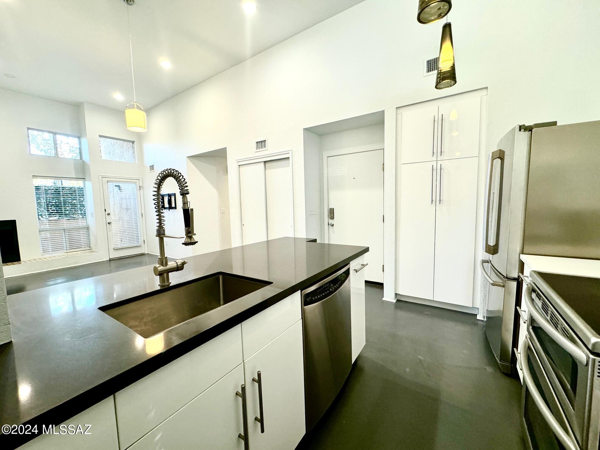 Coronado Place Condominiums II (Units 37-158) - Residential Lease