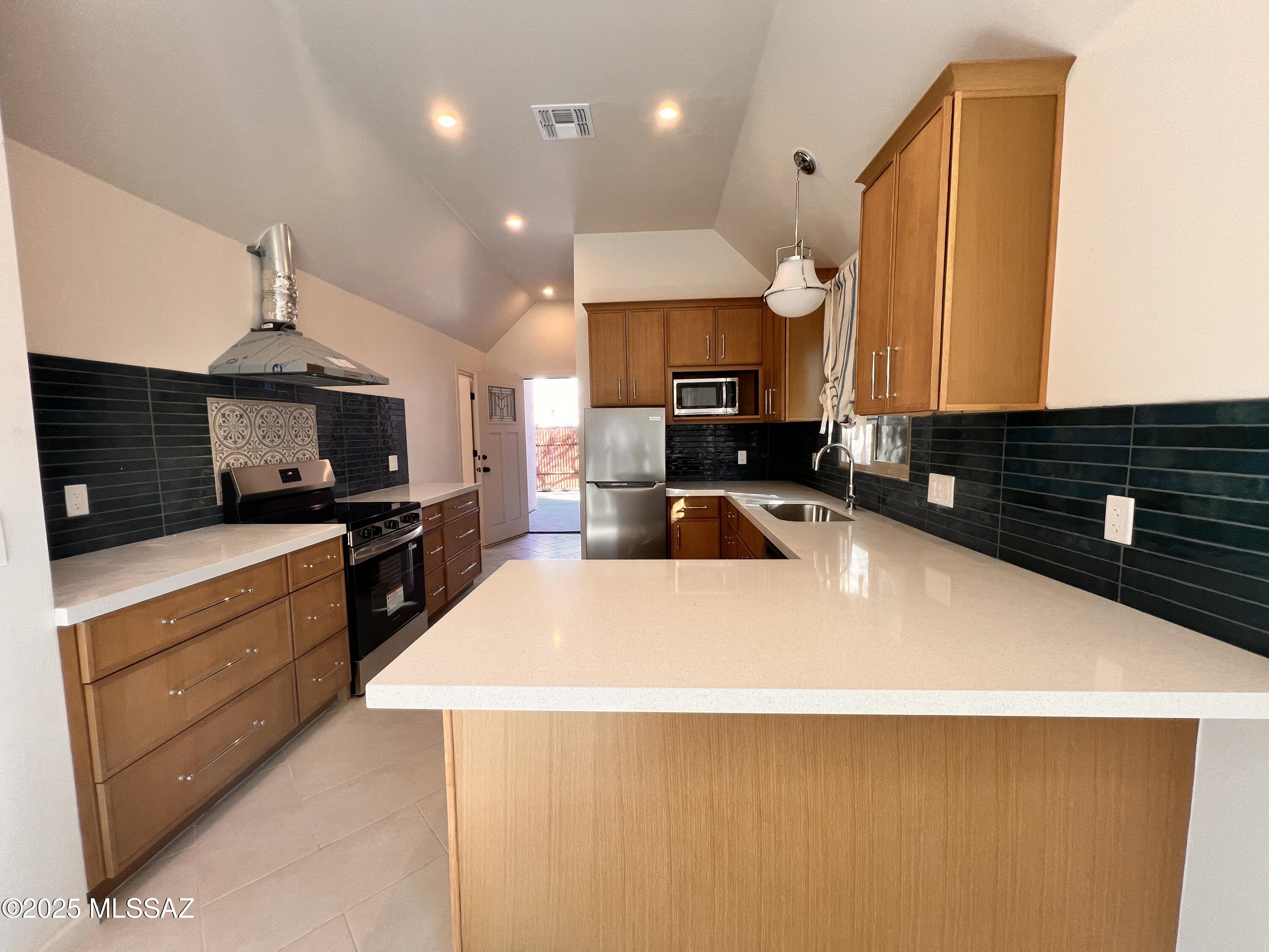 Water, sewer, trash and gas included. Brand new 2bd/1ba detached Guest House in Central Tucson.
Minutes to University and Downtown Tucson, this charming home offers a split bedroom floorplan.
Beautiful kitchen w/granite counters and stainless steel appliances.
All tile floors, ceiling fans, all appliances including a W/D.
Bathroom offers a fabulous tiled walk-in shower.
Water, sewer, trash, and internet (Simply Bits) are included in rent. Electric is submetered and tenants are billed each month for their usage.
