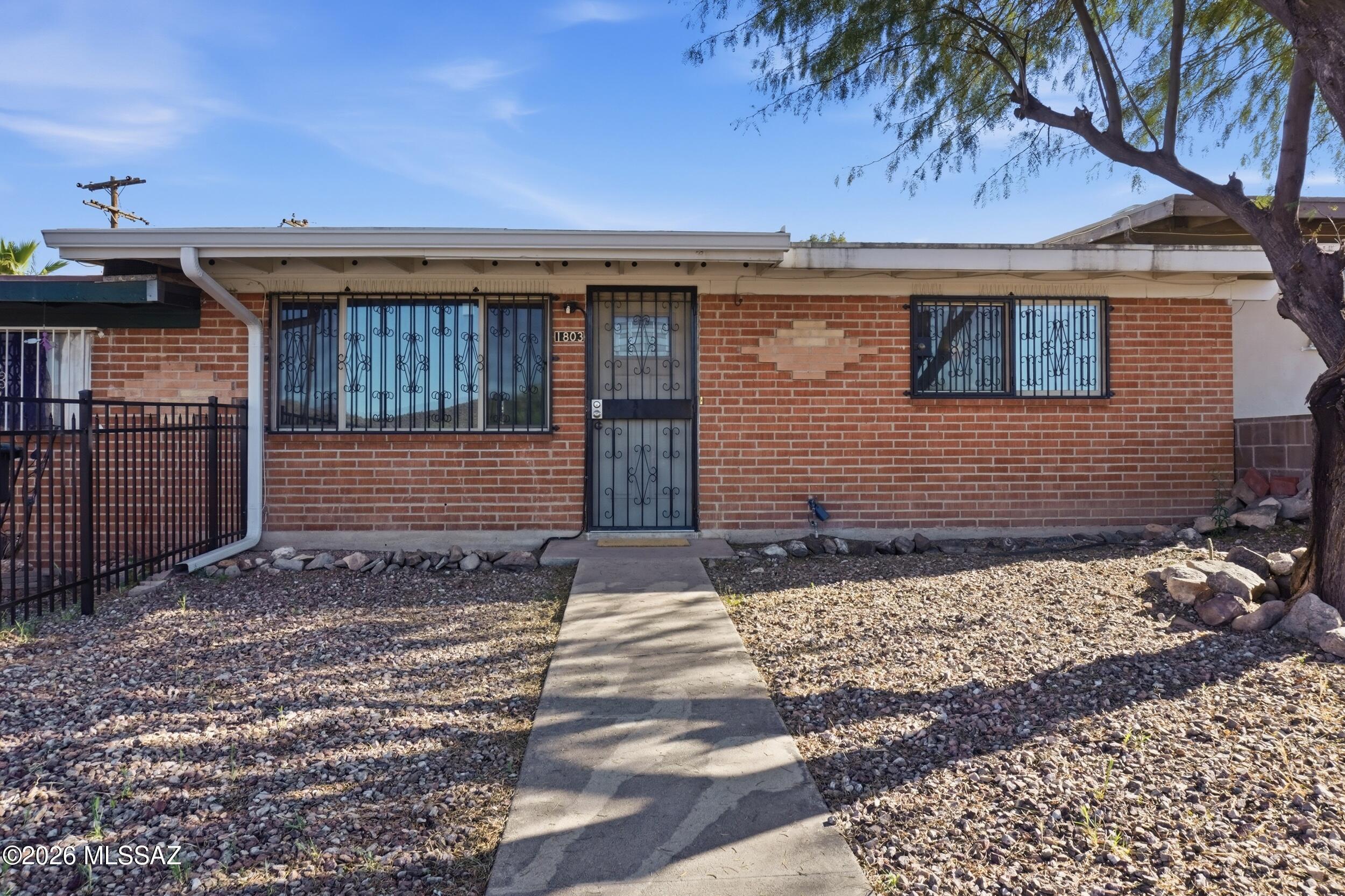 Freshly painted and full of potential! This 2-bedroom, 2-bath townhome in Tucson offers a clean, refreshed interior and will soon feature brand-new carpeting. With a functional layout, it's ideal for first-time buyers, investors, or anyone seeking a comfortable home in a convenient location near shopping, dining, and major roads.