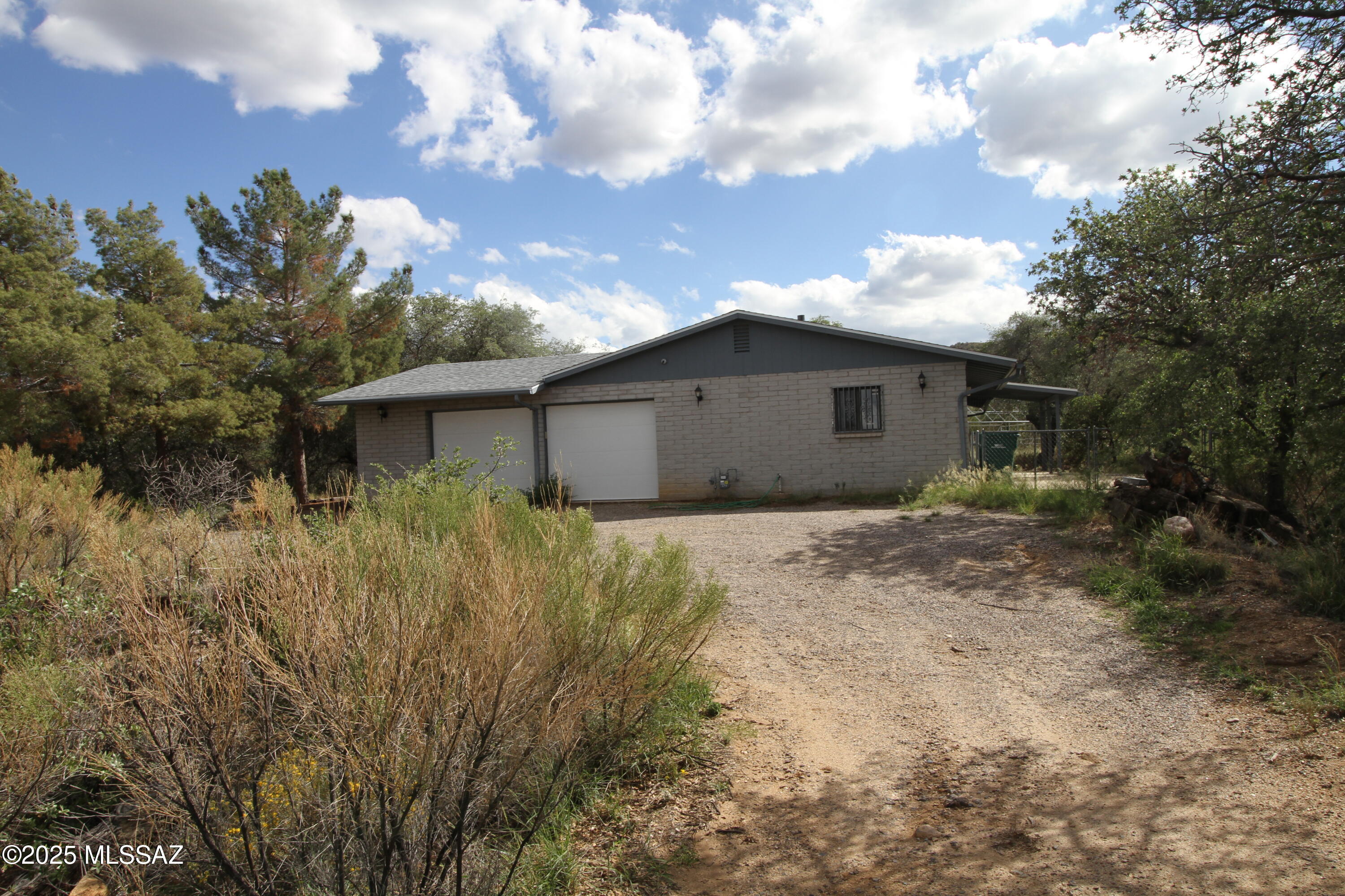 Quiet Area, with Big Oak trees, and living like your in the forest.  Views from all rooms in the house.  Oak Cabinets with granite countertops.  This home is very private, in a natural setting.  Oracle is part of a desert sky-island in thee Sonoran Desert, which makes for Cooler Tems, comparted to Tucson and surrounding areas.  This is your perfect cool get away from the hustle and bustle.  Home also has a custom wood burning stove.