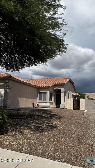 Exceptional starter home that is completely ready to move in. High ceilings, 18''x18'' ceramic floors, and newer carpeting. Gas and electric dryer hook up. Spacious backyard with some view of Catalina mountains. Highly sought after Ranch Vistoso in Oro Valley. Close to Oracle Rd corridor with shopping and schools.