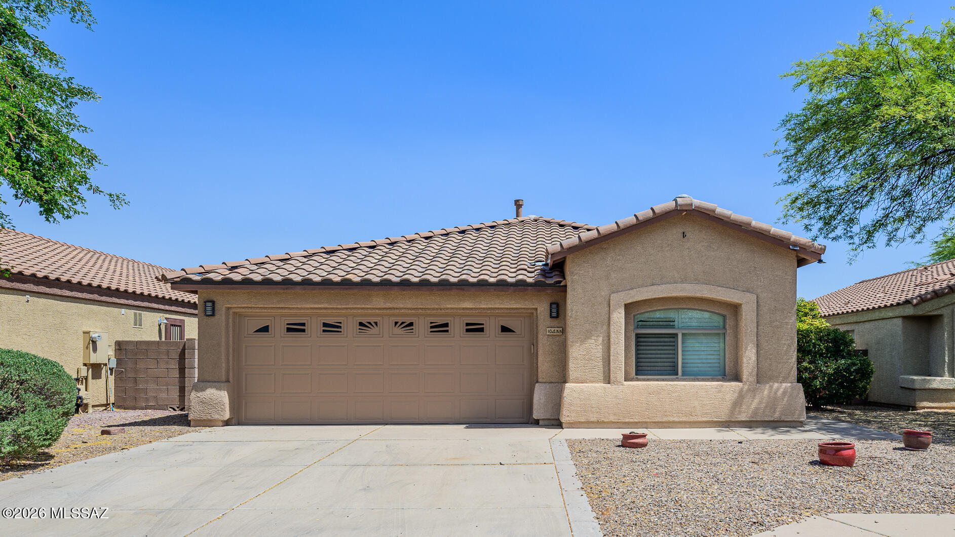 Vail School District! MESQUITE RANCH!  This exceptional single level 1601 SF home features 3 bedrooms/2 Baths! Great Room concept!  Split Floor Plan!  VAULTED CEILINGS!  Fresh Interior Paint! Diagonally laid 18-inch tile through-out majority of home!  Large Kitchen features walk in pantry and Black Stainless-Steel Appliances!  Perfect Floor Plan for Entertaining!  Primary Bedroom features 2 closets/primary bath features walk in tiled shower! Backyard features large, covered patio, pavers, and mature trees! Financed Solar installed for lower utility bills! Desirable community offers 2 pools, jogging paths, parks, and sports courts!  Schedule your showing today!