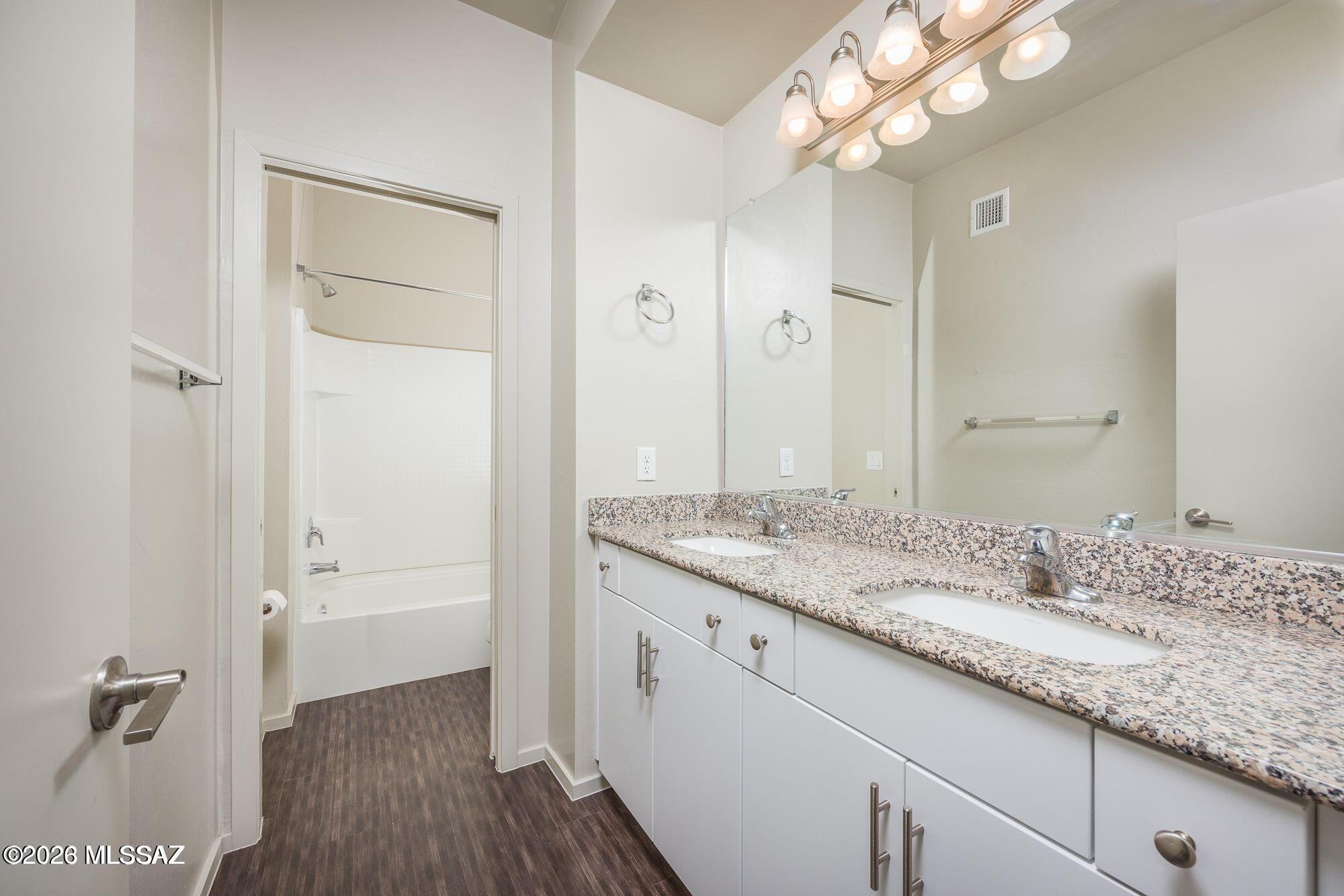 Park Modern SQ20171350679 - Residential Lease