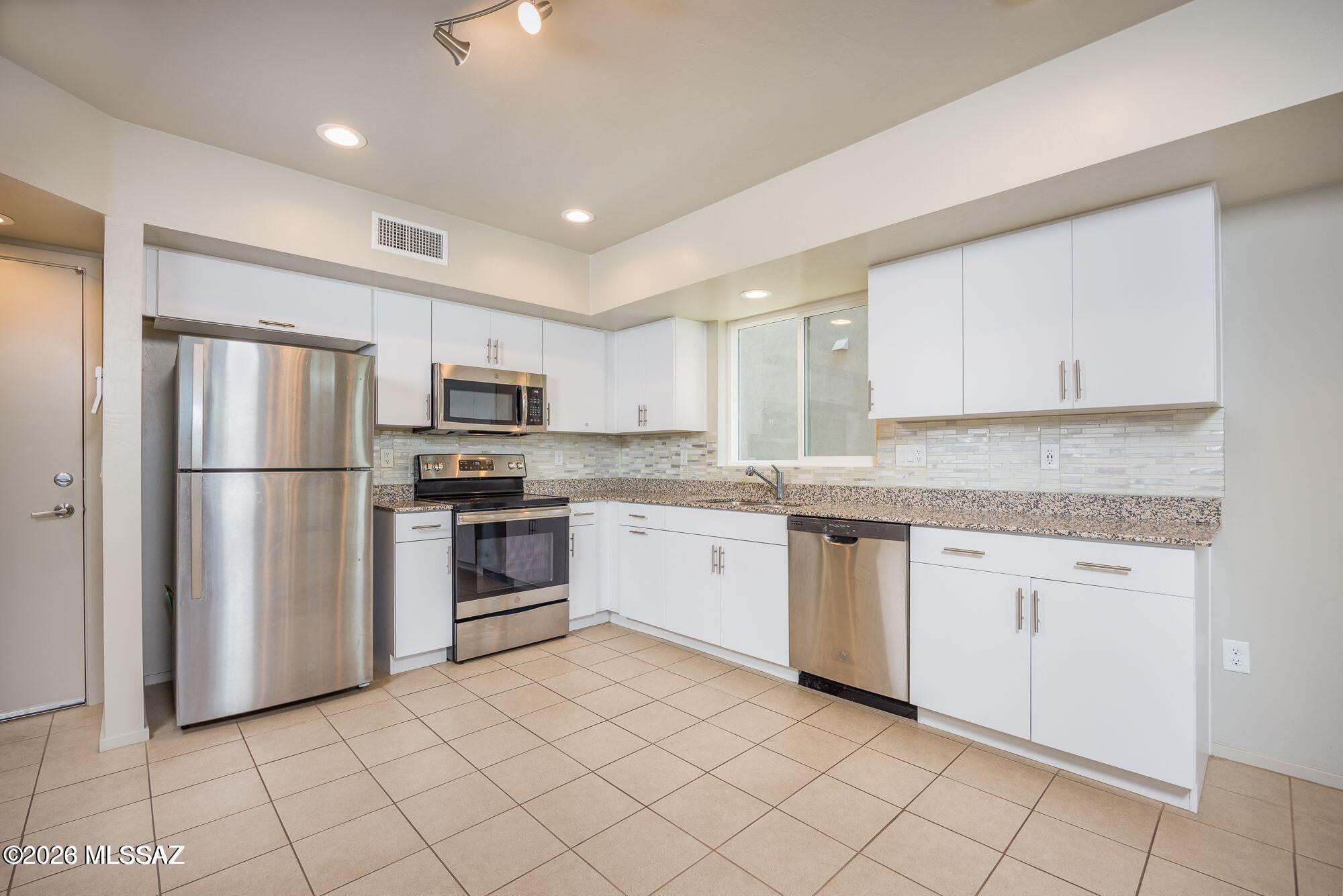 Park Modern SQ20171350679 - Residential Lease