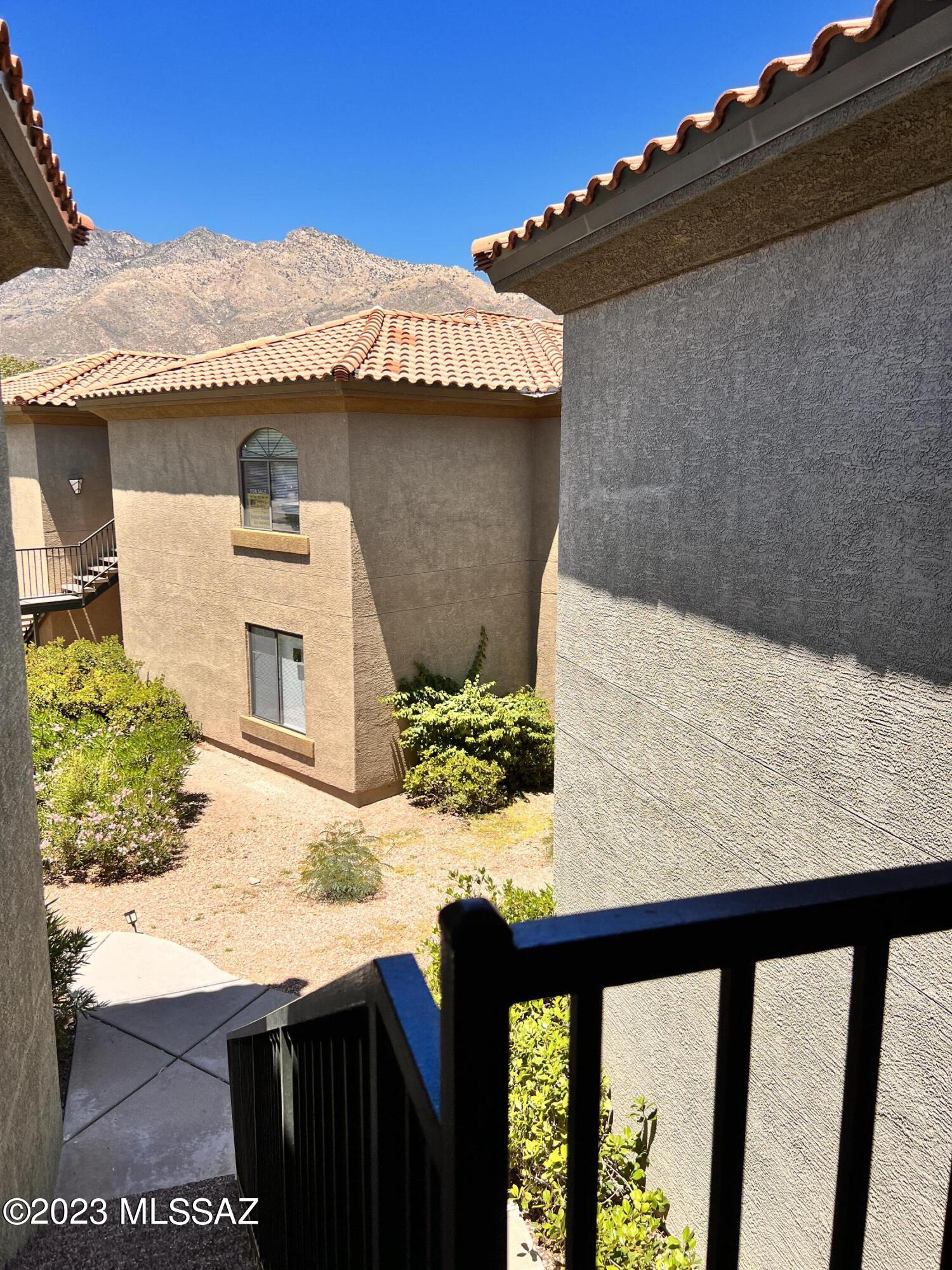 UNFURNISHED!  Located in Catalina Foothills minutes to Sabino Canyon this 3bdr/2ba upstairs condo features 3bdr/2ba, kitchen w/granite counters and stainless steel appliances. Split bedroom floor plan, wood floors, covered patio, mountain views.
Beautiful gated community features sparkling pool, spa, club house and fitness center.