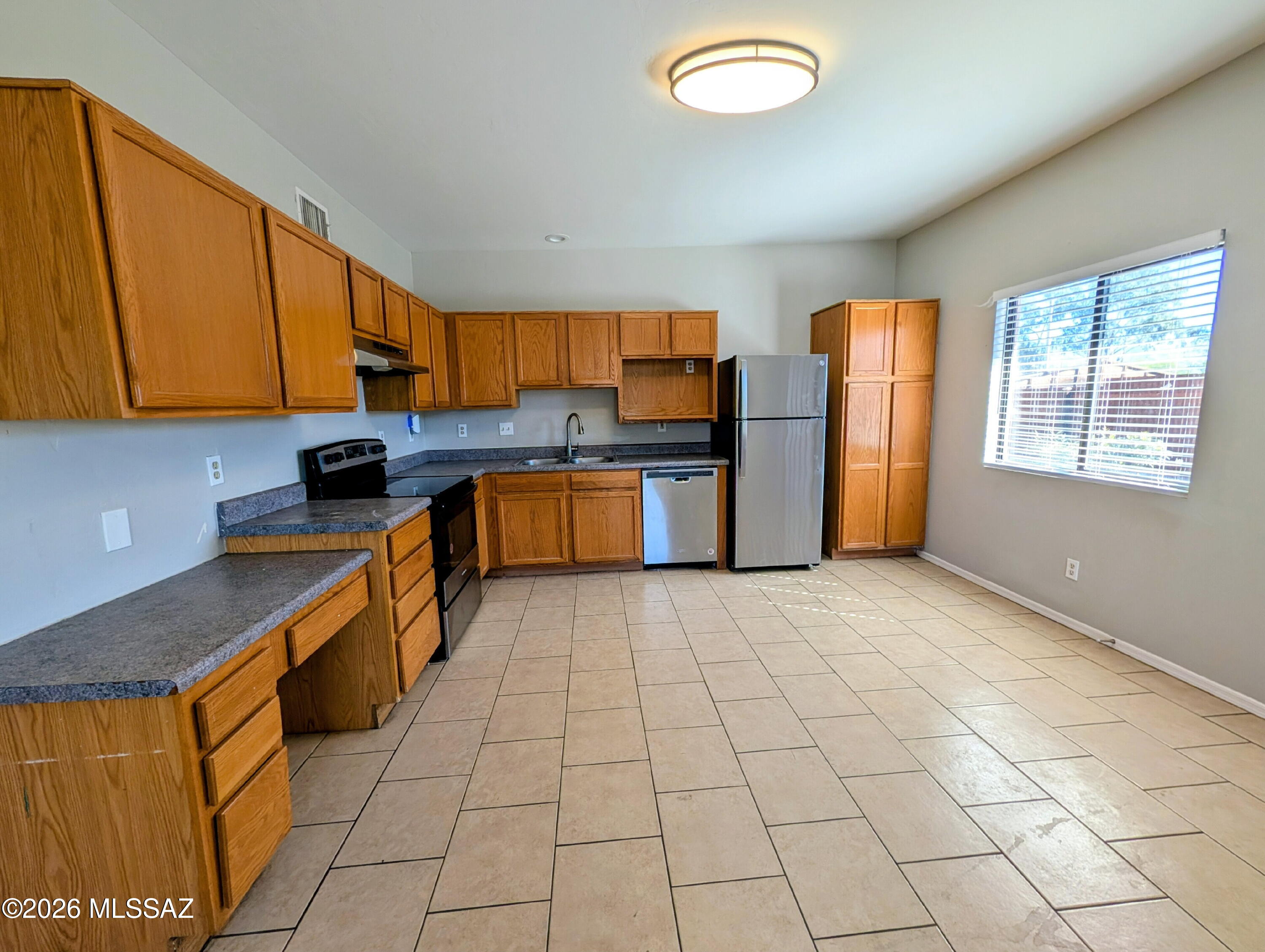 Discover this 972 SqFt pet friendly 2 bedroom, 1.5 bath duplex, ready for immediate move in! Enjoy Easy care ceramic tile flooring throughout, a private fenced yard, and spacious bedrooms designed for comfort. The kitchen offers abundant cabinet space and stainless-steel appliances, making meal prep both easy and enjoyable. The laundry room with washer dryer hook ups has a large storage place with built in shelving. Conveniently located in central Tucson just minutes from Tucson Mall, I 10 access, downtown, restaurants, and more everything you need is within reach.
Contact the manager today to schedule a tour and for more information.