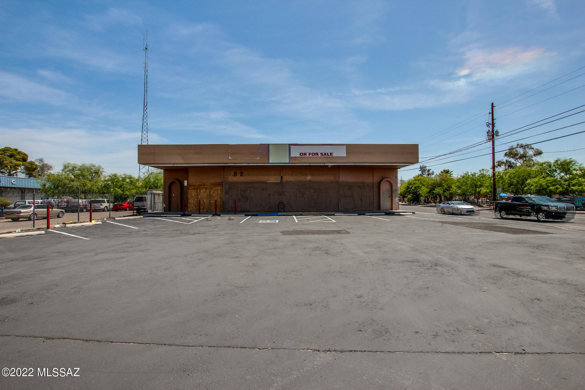 Former Circle K with 2 NEW ACs along with new ductwork, and New roof system 2021! Also replaced water line from the street to the building. Ready for you to make it your own. Being sold AS-IS! Great investment opportunity. Large commercial property located on a corner lot in Central Tucson. High traffic corner store on the corner of Stone & Glenn. Wide open floorplan with tons of potential to fit your needs. Paved parking on side of the property. 32,000 vehicles a day pass the corner of Stone & Glenn according to Pima Associations of Government. 5 year Ac warranty on parts and compressor. 2 year warranty on labor. 2 year free maintenance on AC. This property is also listing for sale MLS # 22103040 Please lock up after showing