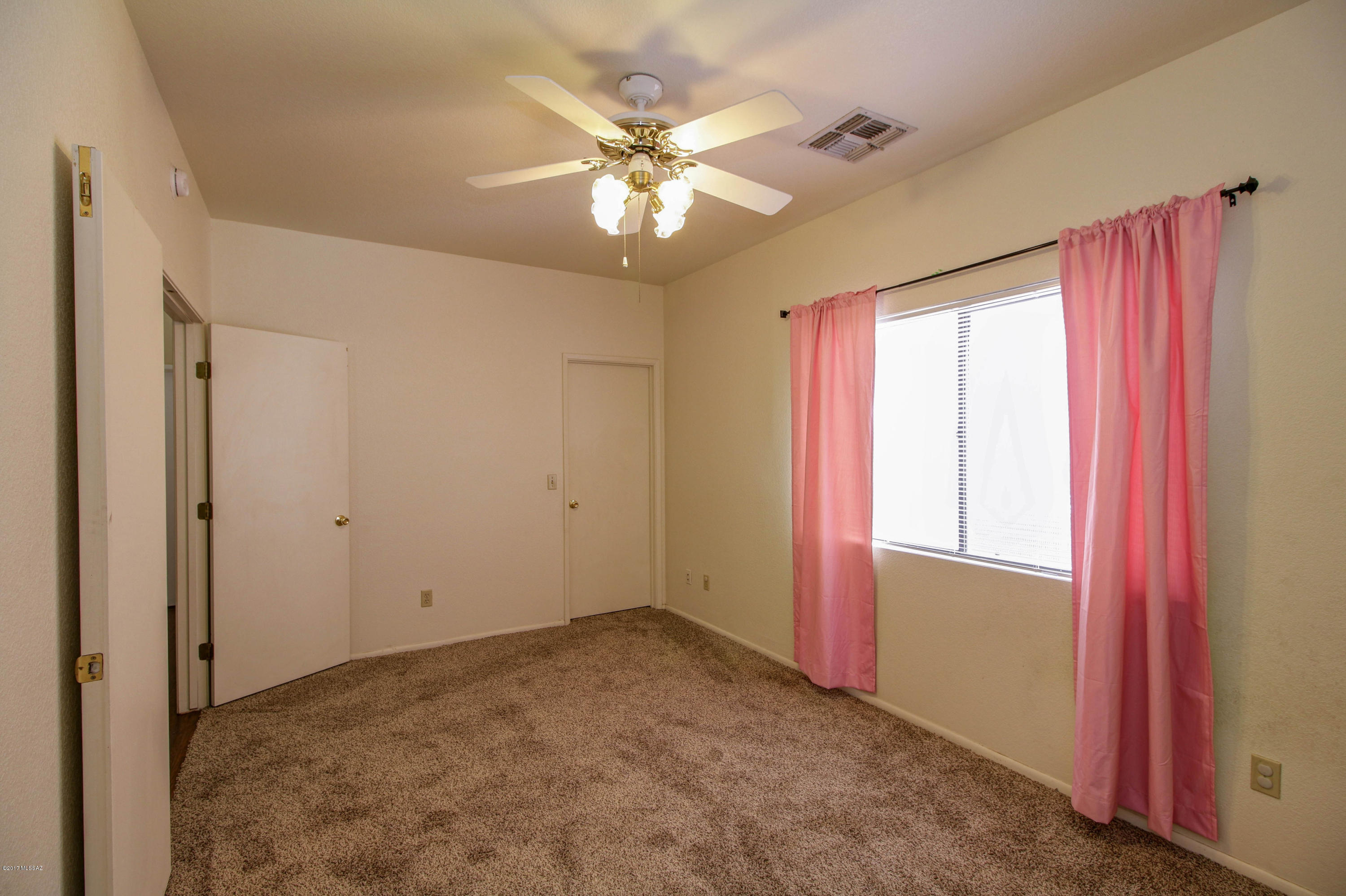 Hacienda Del Oro (1-879) - Residential Lease