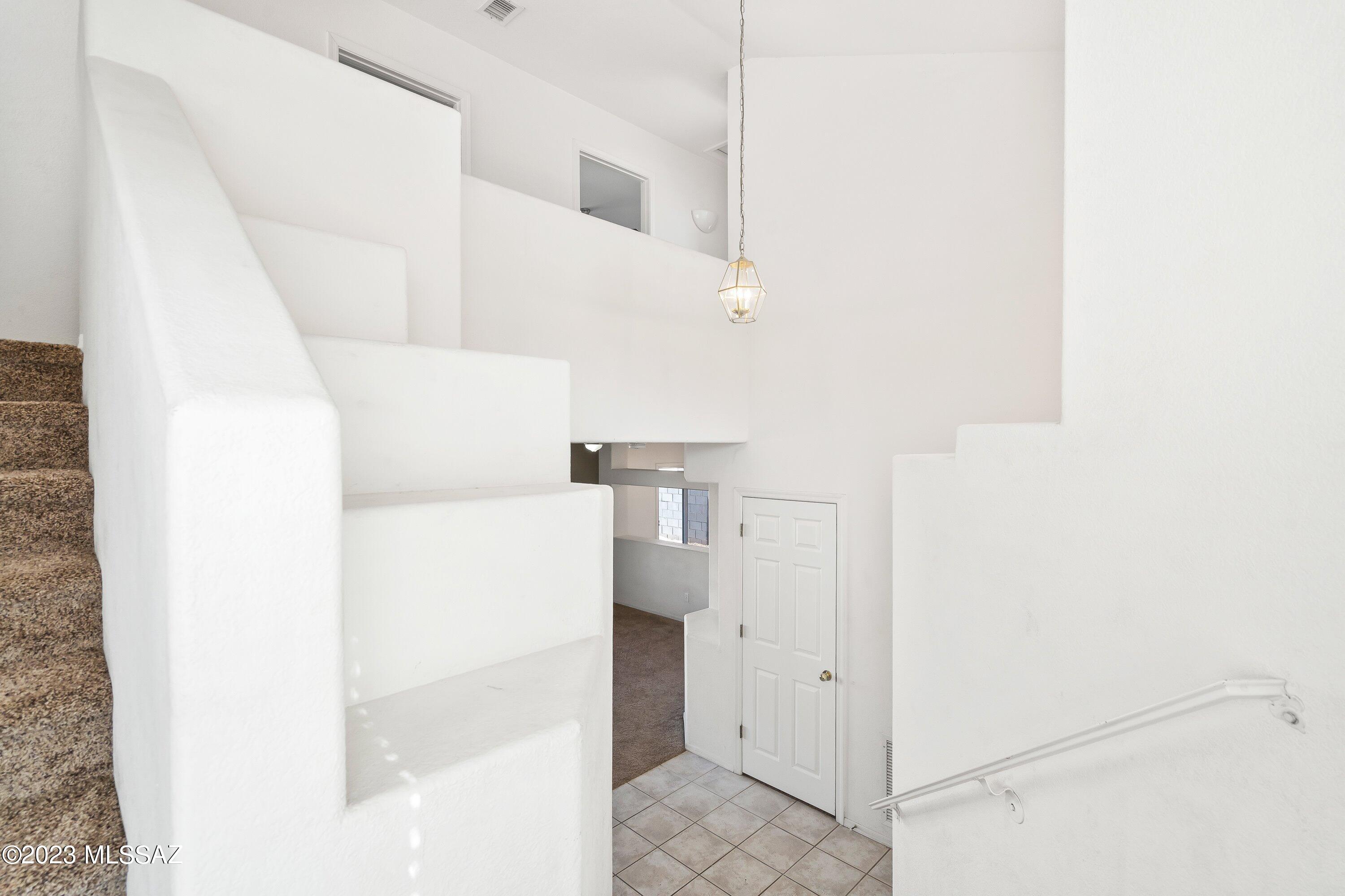 Hacienda Del Oro (1-879) - Residential Lease