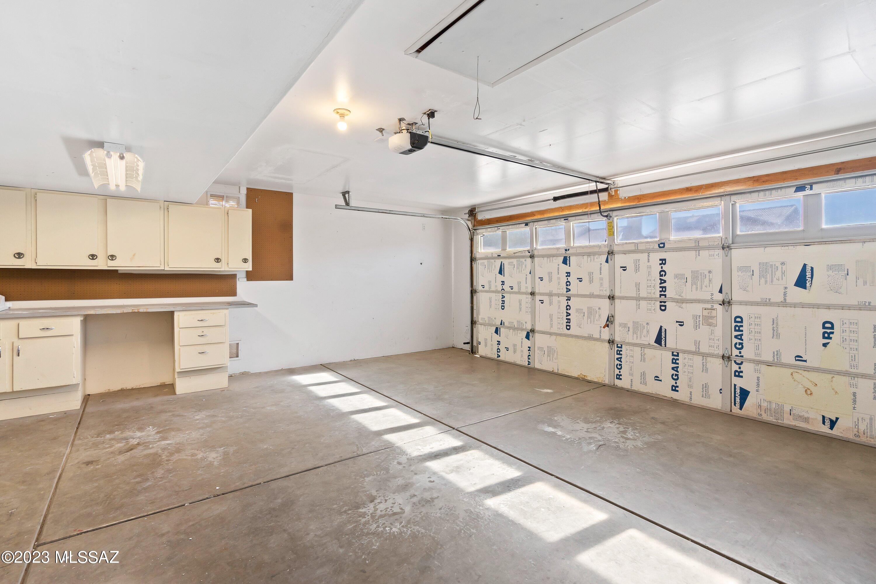 Hacienda Del Oro (1-879) - Residential Lease