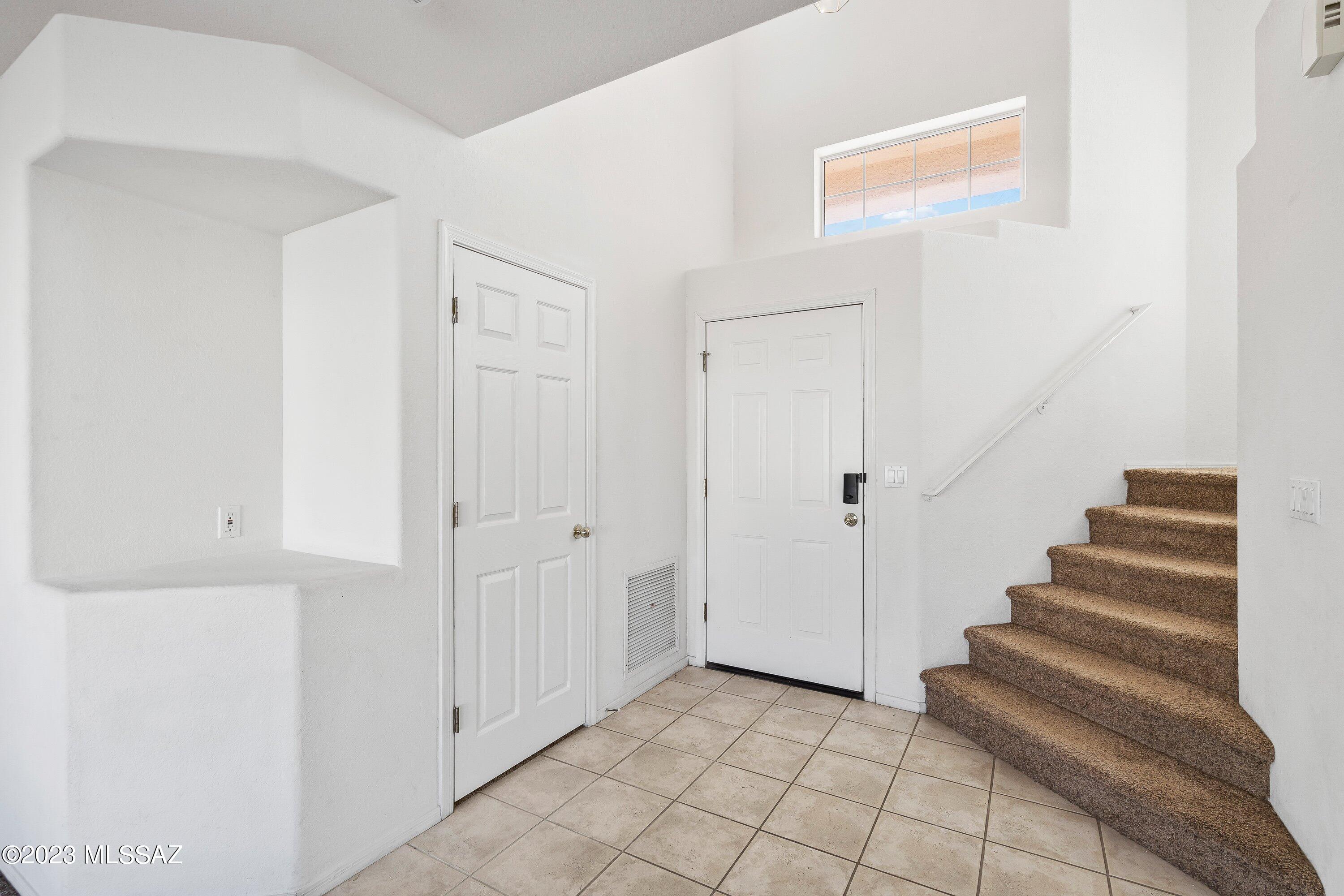 Hacienda Del Oro (1-879) - Residential Lease