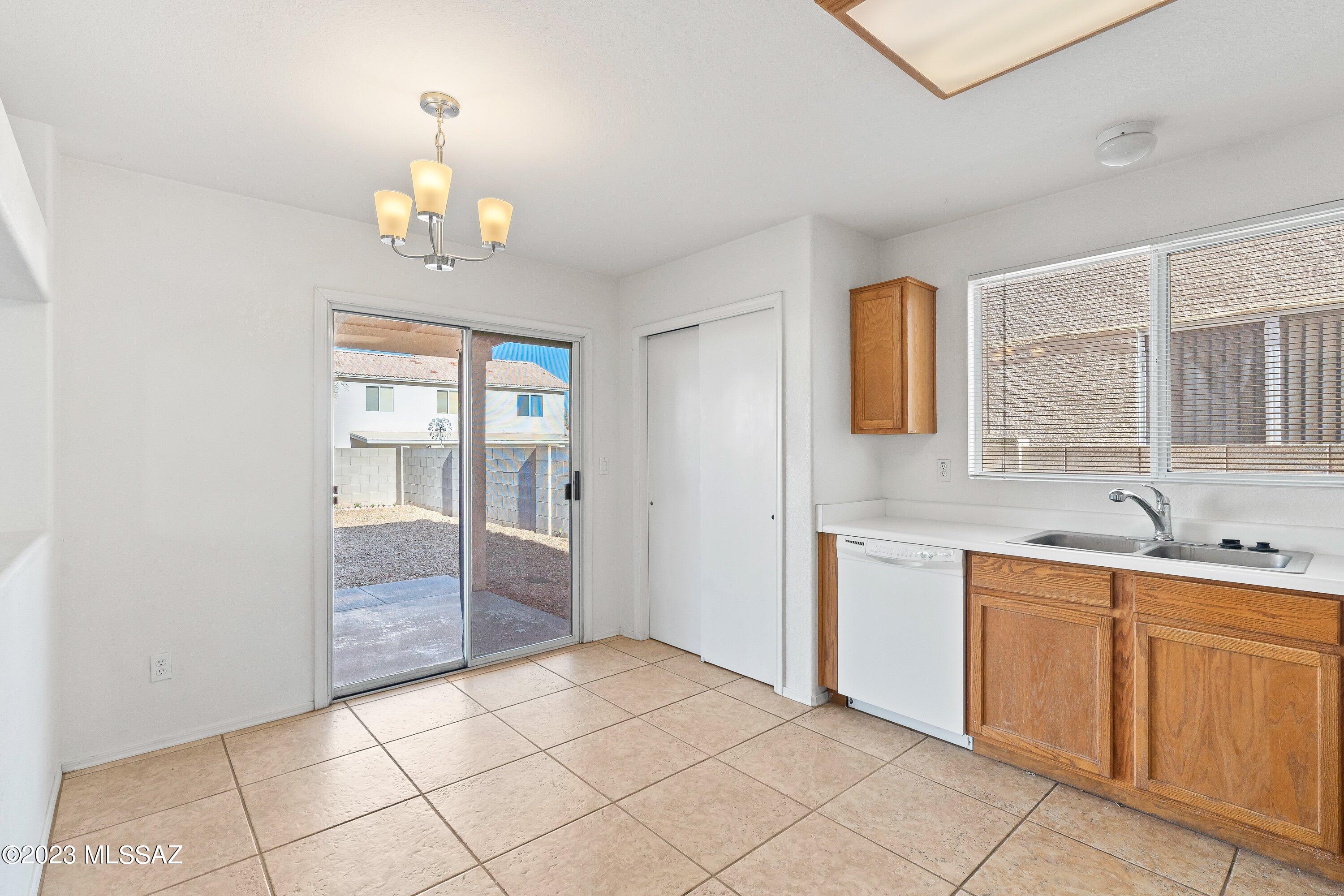 Hacienda Del Oro (1-879) - Residential Lease