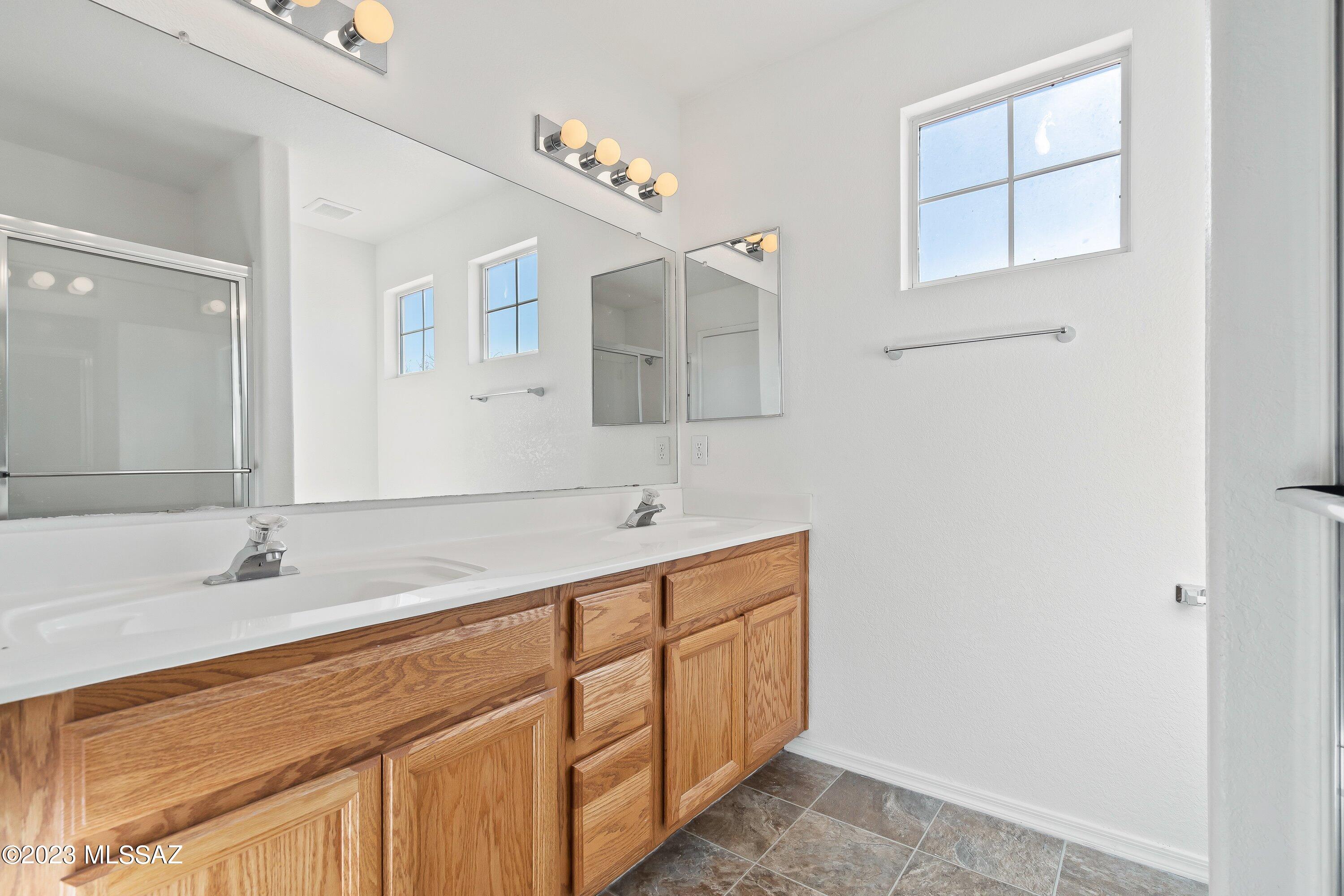 Hacienda Del Oro (1-879) - Residential Lease