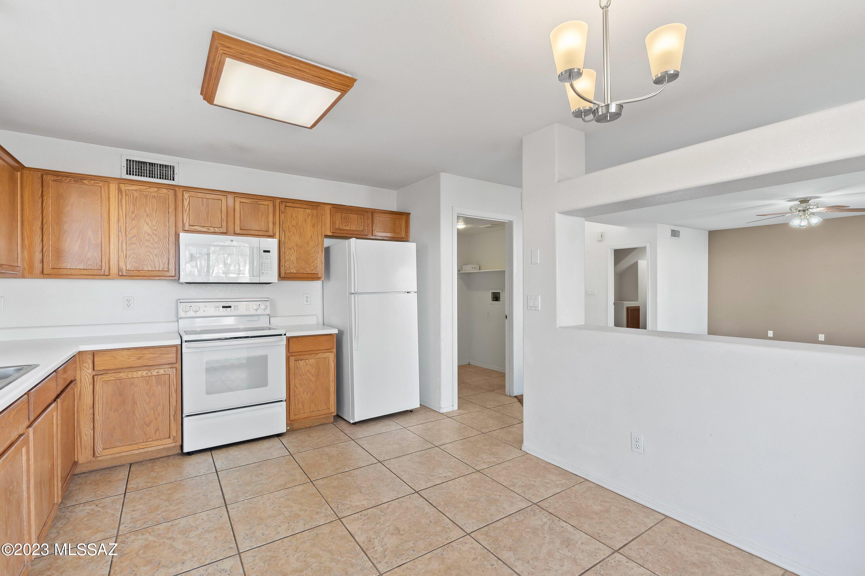 Hacienda Del Oro (1-879) - Residential Lease