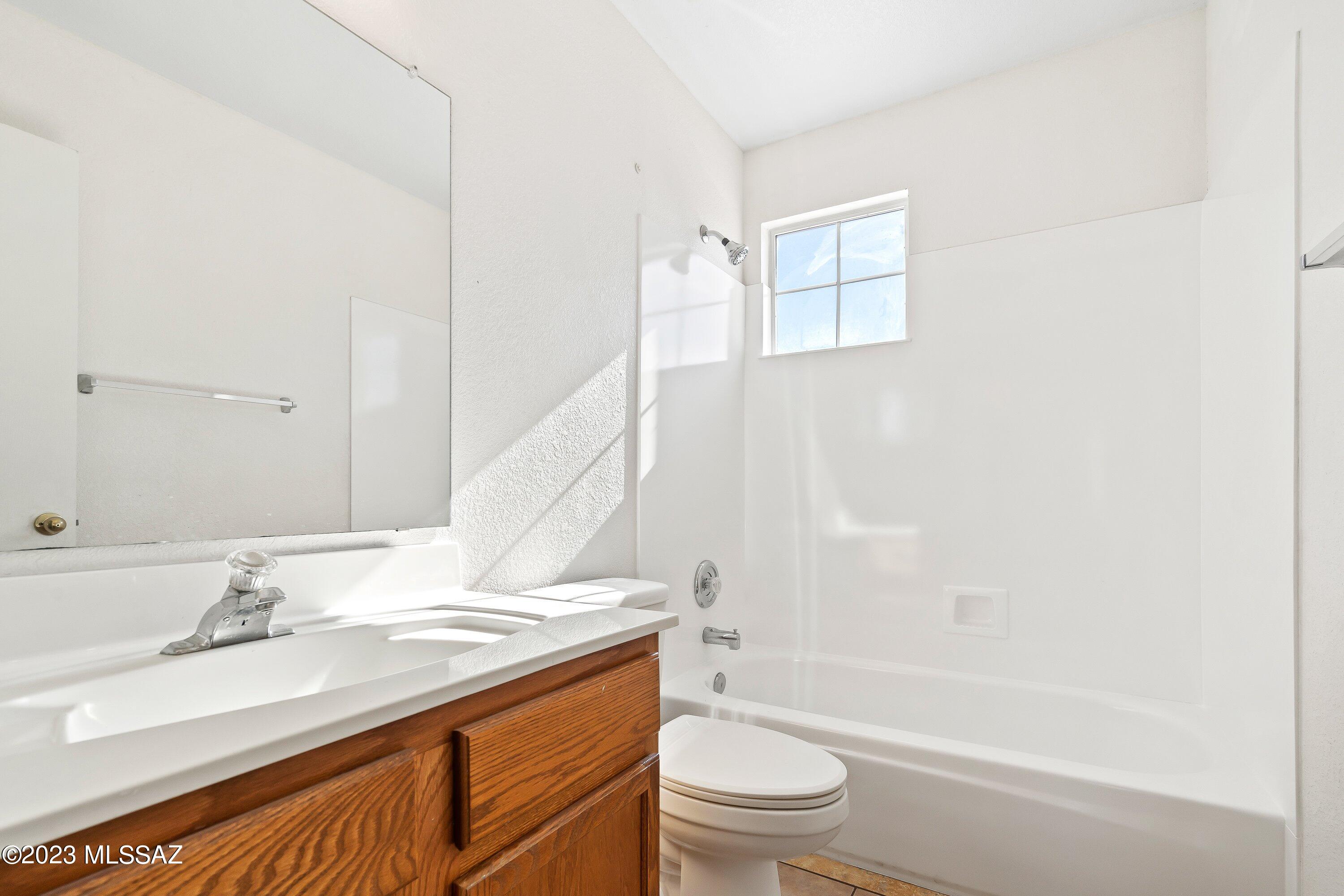 Hacienda Del Oro (1-879) - Residential Lease