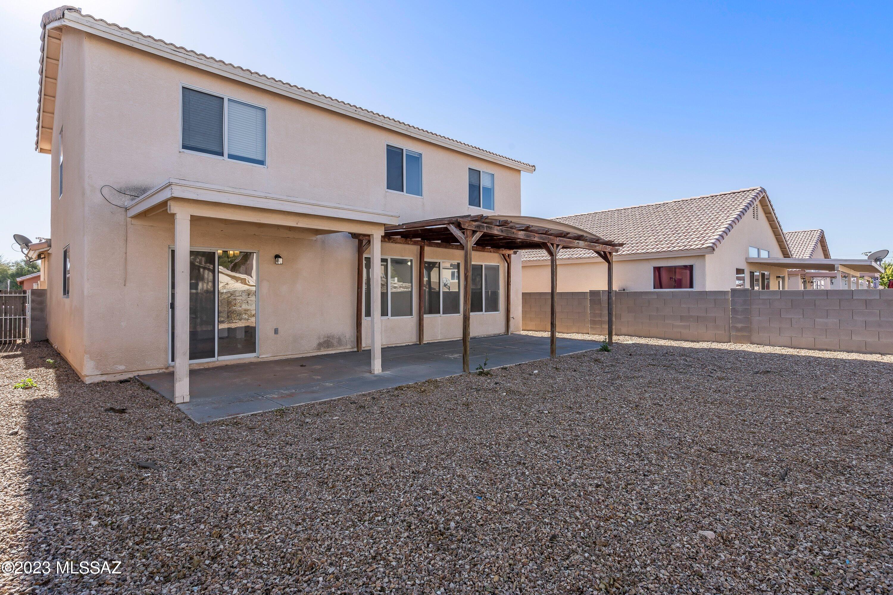 Hacienda Del Oro (1-879) - Residential Lease