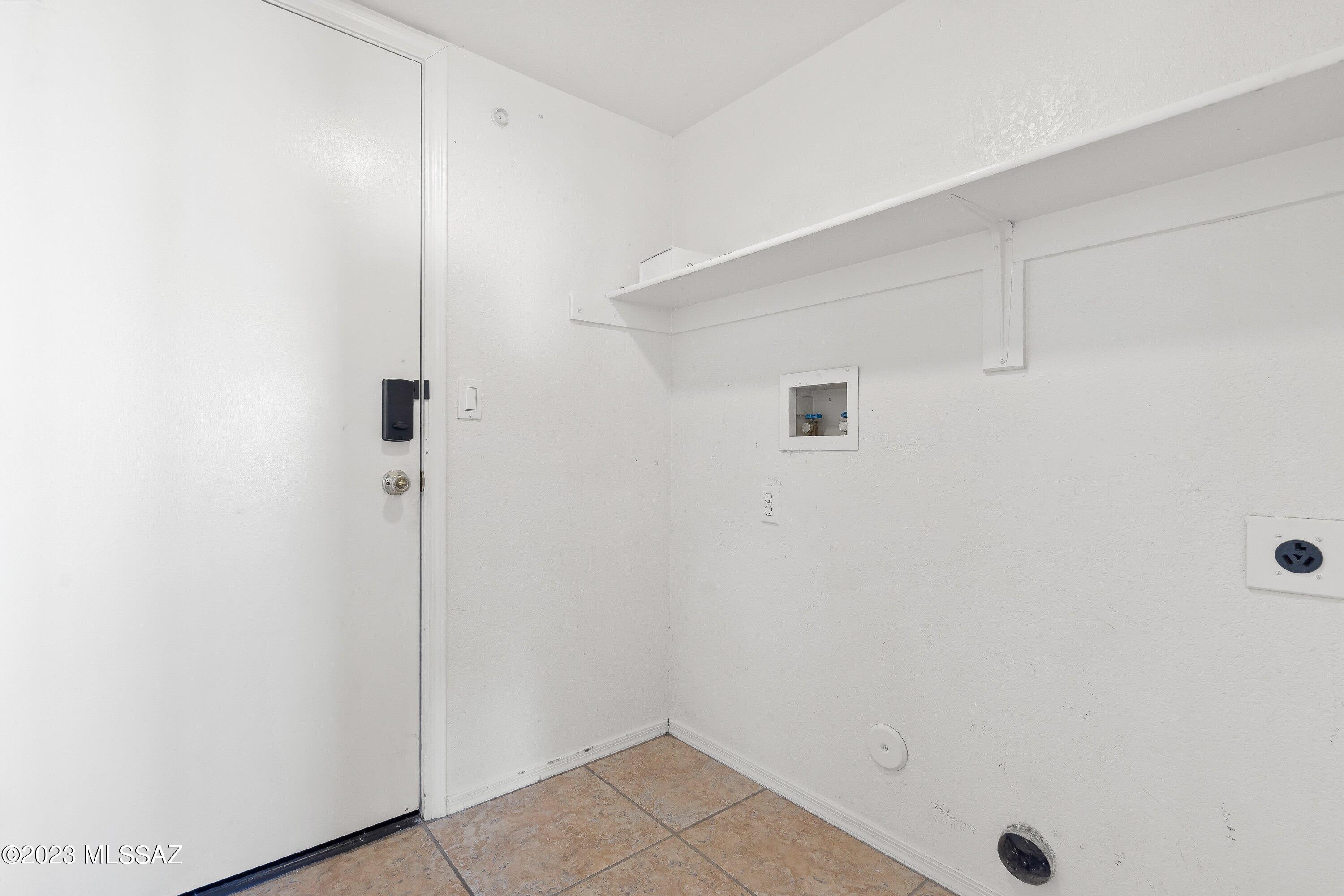 Hacienda Del Oro (1-879) - Residential Lease