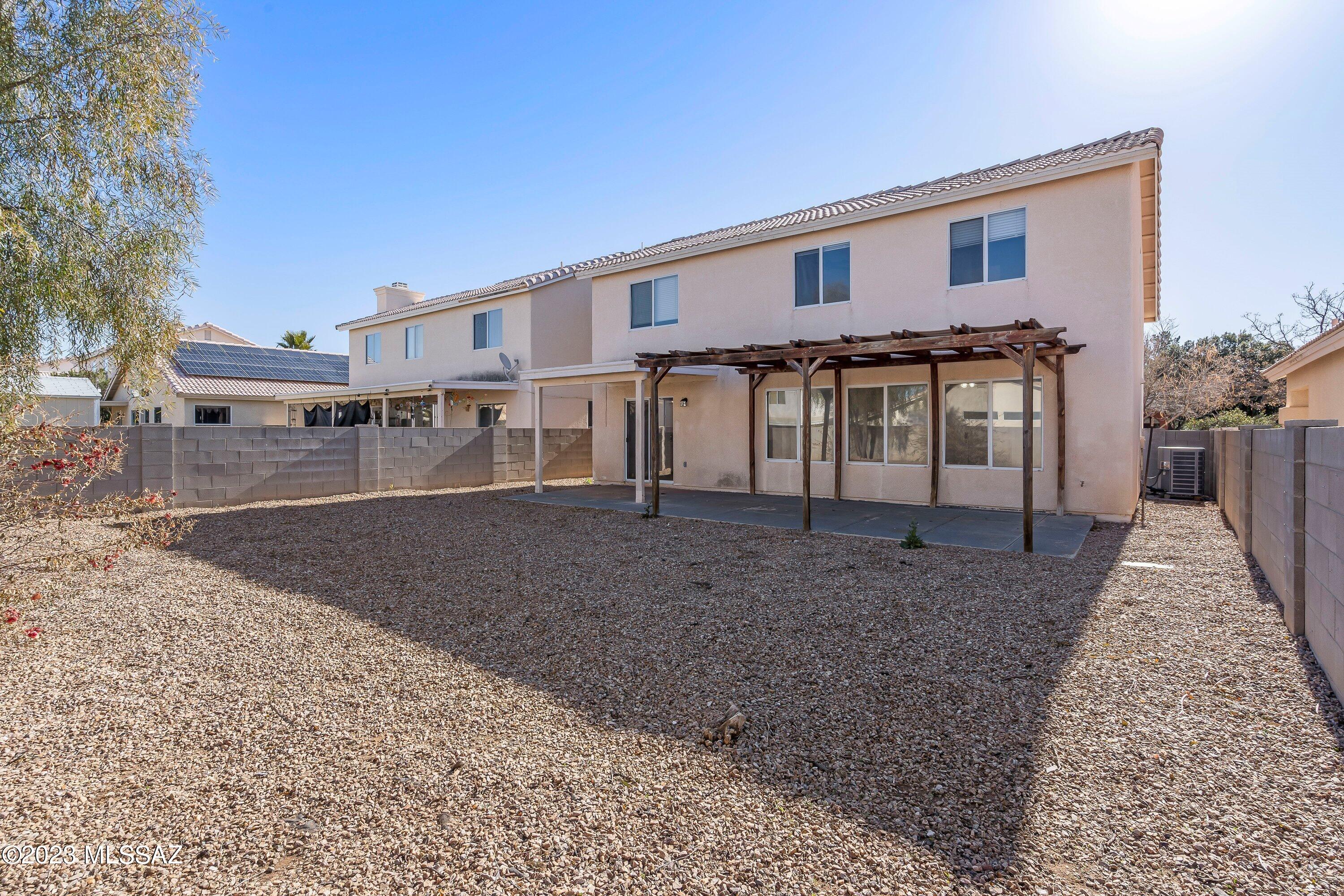 Hacienda Del Oro (1-879) - Residential Lease