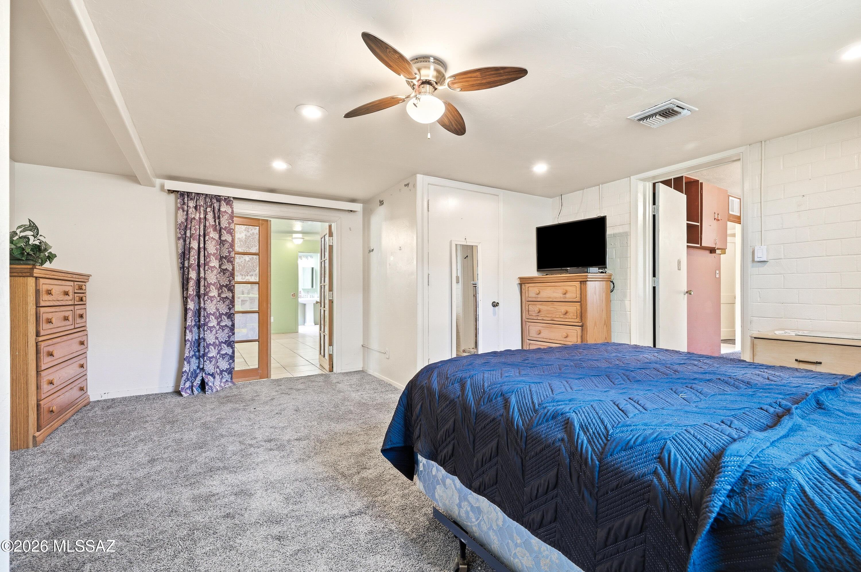 Country Club Manor - Residential