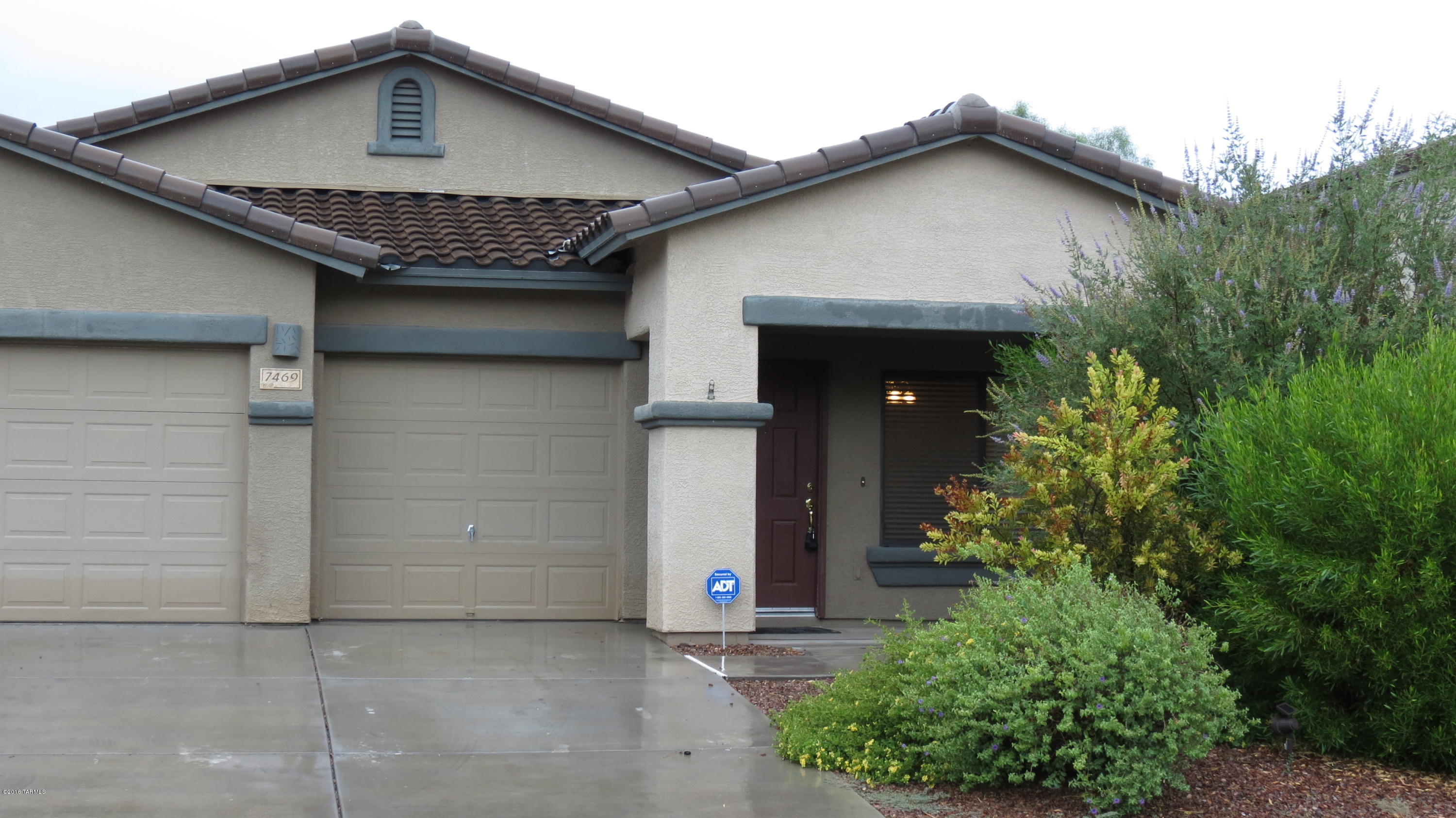 Awesome 4 bedroom 2 bath home, this home offers great room floor plan, split bedrooms, fireplace in family room, very spacious kitchen with eat-in dining area, lots of neutral colors throughout, and 3 car garage, this home is close to public parks, schools, shopping and much more. This home will be clean and ready by 02/08/2019.