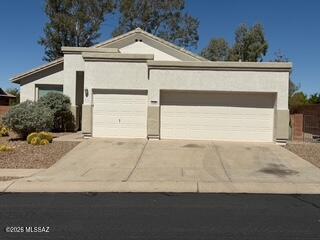 DESIRABLE 4 BEDROOM ORO VALLEY HOME WITH MANY EXTRAS. NEW PAINT IN AND OUT. NEW WINDOWS, 3 CAR GARAGE WITH NEW FLOORING. SPACIOUS KITCHEN AND MUCH MORE. THIS IS THE ONE!