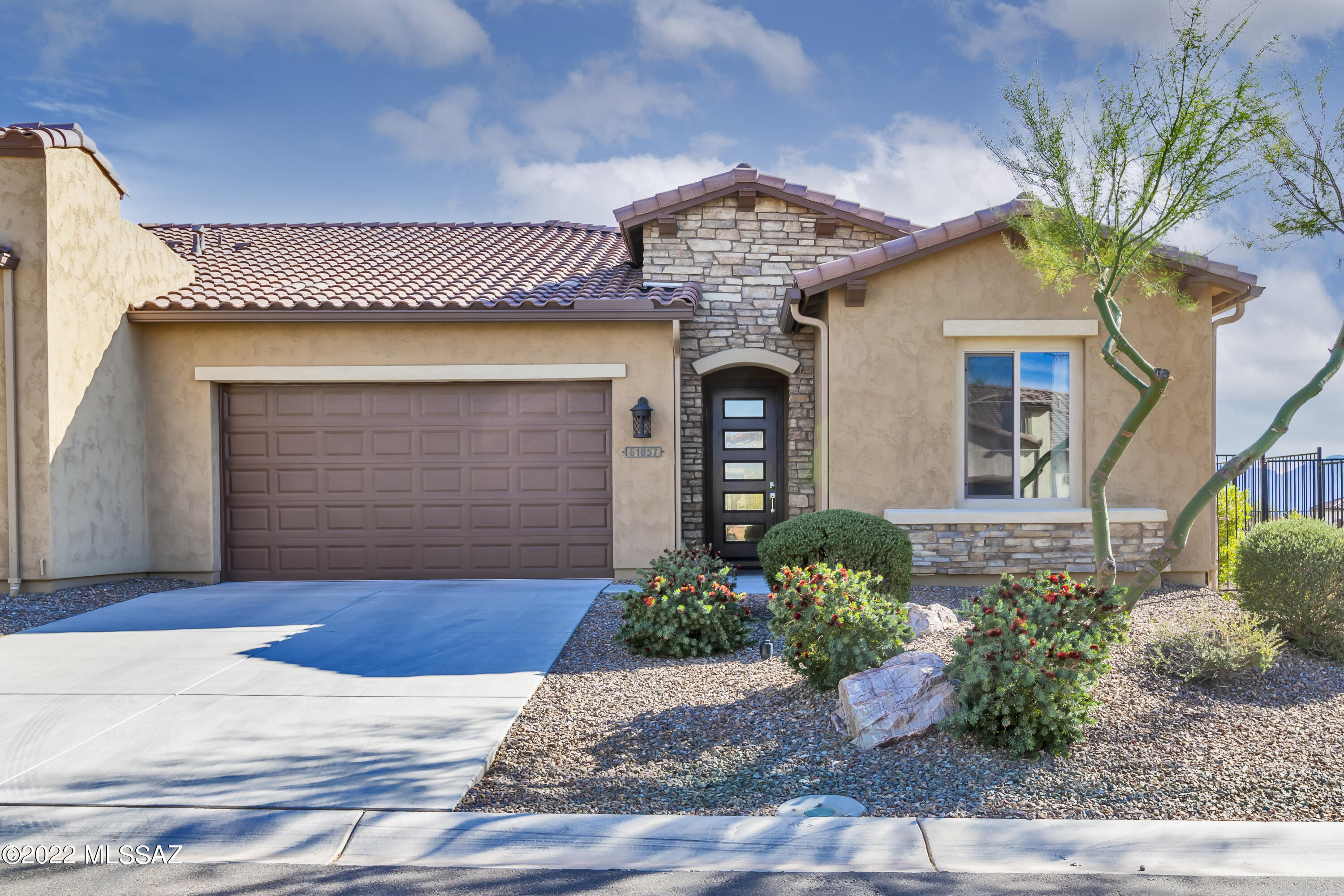 Available to rent May 1st, 2026 onwards! Rent rates including all utilities and community amenities.
This popular Aria model Villa in Saddlebrooke Ranch is a beautifully furnished, comfortable 2-bedroom 2-bathroom home with a relaxing back patio with mountain views. This villa has it all - just bring your clothes. Enjoy all the amenities the Ranch has to offer including golf, pickleball, state of the art fitness center, resort swimming pools, classes, entertainment and more! Pets considered in this unit. All utilities and access to community amenities are included in the rent price, and HOA enforces a 3 month lease minimum.