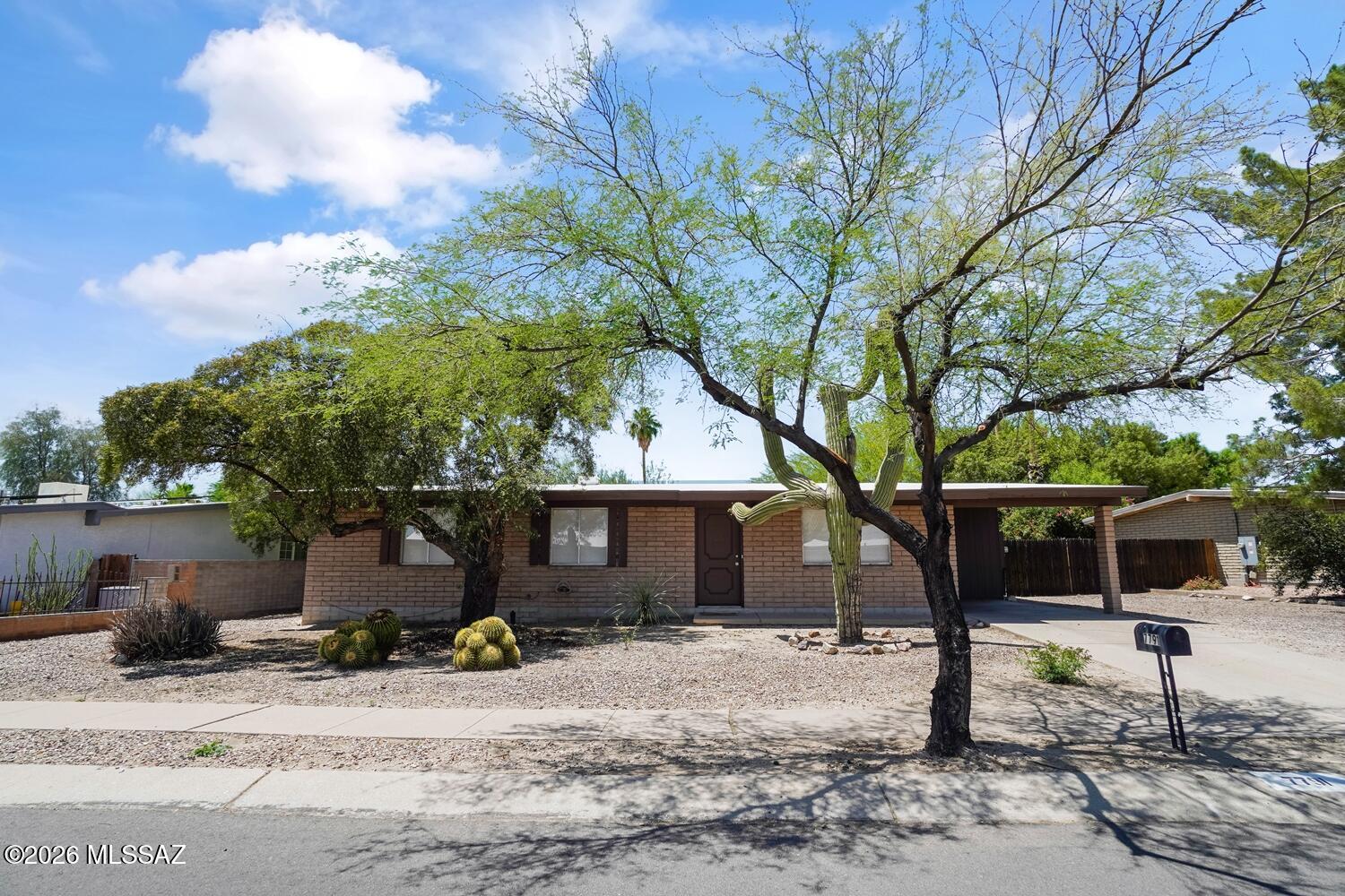 Northwest location in desireable Heritage Hills, 3 Bd/2 Bath, single carport.  Bright, airy Great Room, Eat in Kitchen with electric range. Master bdrm with two closets, AC, W/D hook up in utility room, Tiled floors throughout.  Large fenced backyard, No HOA, All Electric Home, Marana Schools, Convenient shopping, easy access to I-10 (Ina/Thornydale)