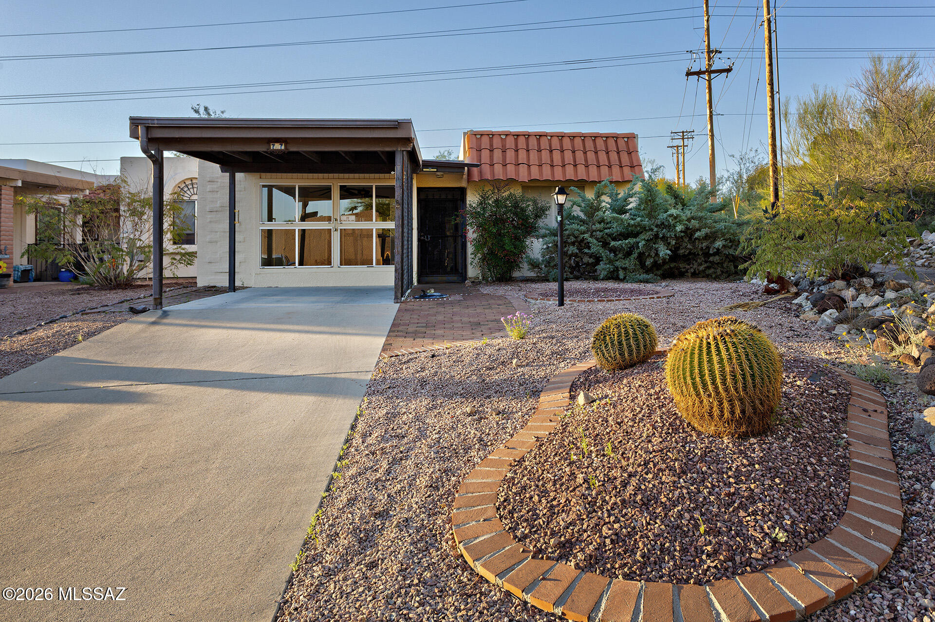 End unit townhome with south rear yard. 2 bedrooms 2 baths and Az rooms front and back give extra space for den, hobbies or entertaining.