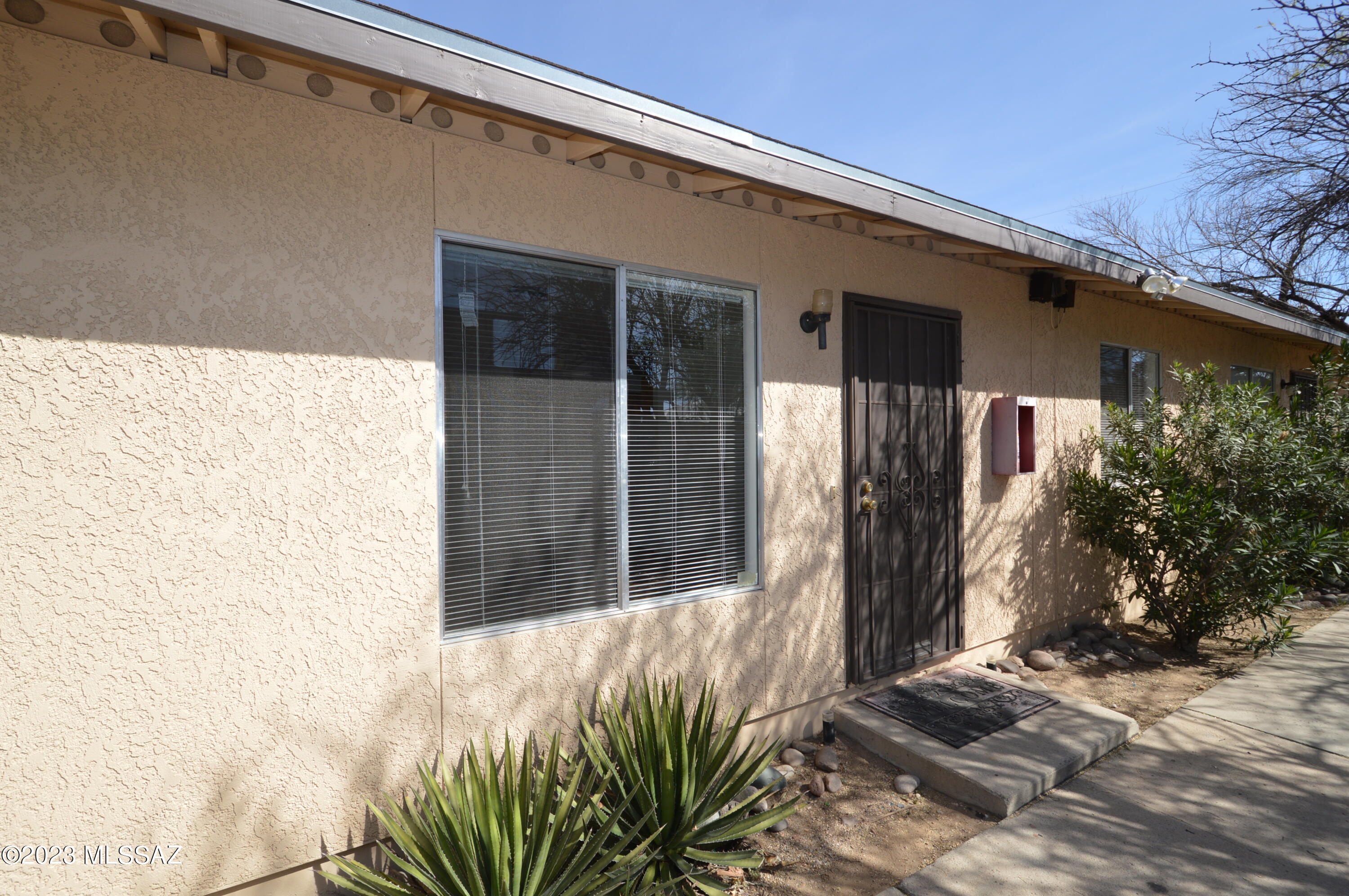Spacious 3-bedroom, 2 full bath end unit! Large, fenced yard, perfect for kids and approved pets! Fully equipped kitchen with NEWER APPLIANCES! Air conditioned for maximum comfort! Quiet midtown location, perfect for you! This one won't last long, so call today!