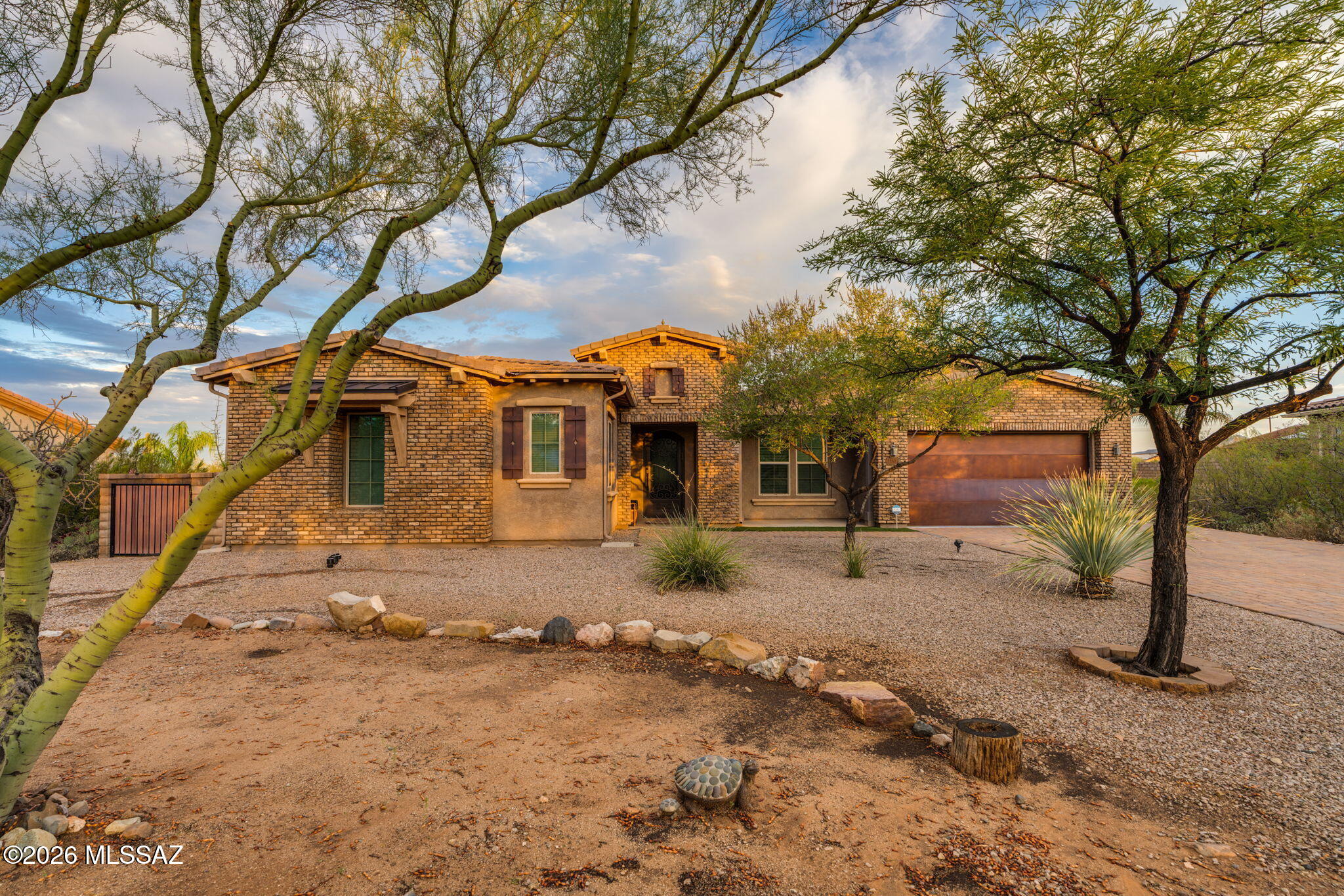Stunning Desert Living with breathtaking mountain views in one of Oro Valley's most desirable neighborhoods.  This beautifully maintained home offers spacious living areas, elegant finishes and a private backyard perfect for entertaining!
Best Value in area under $1M!
