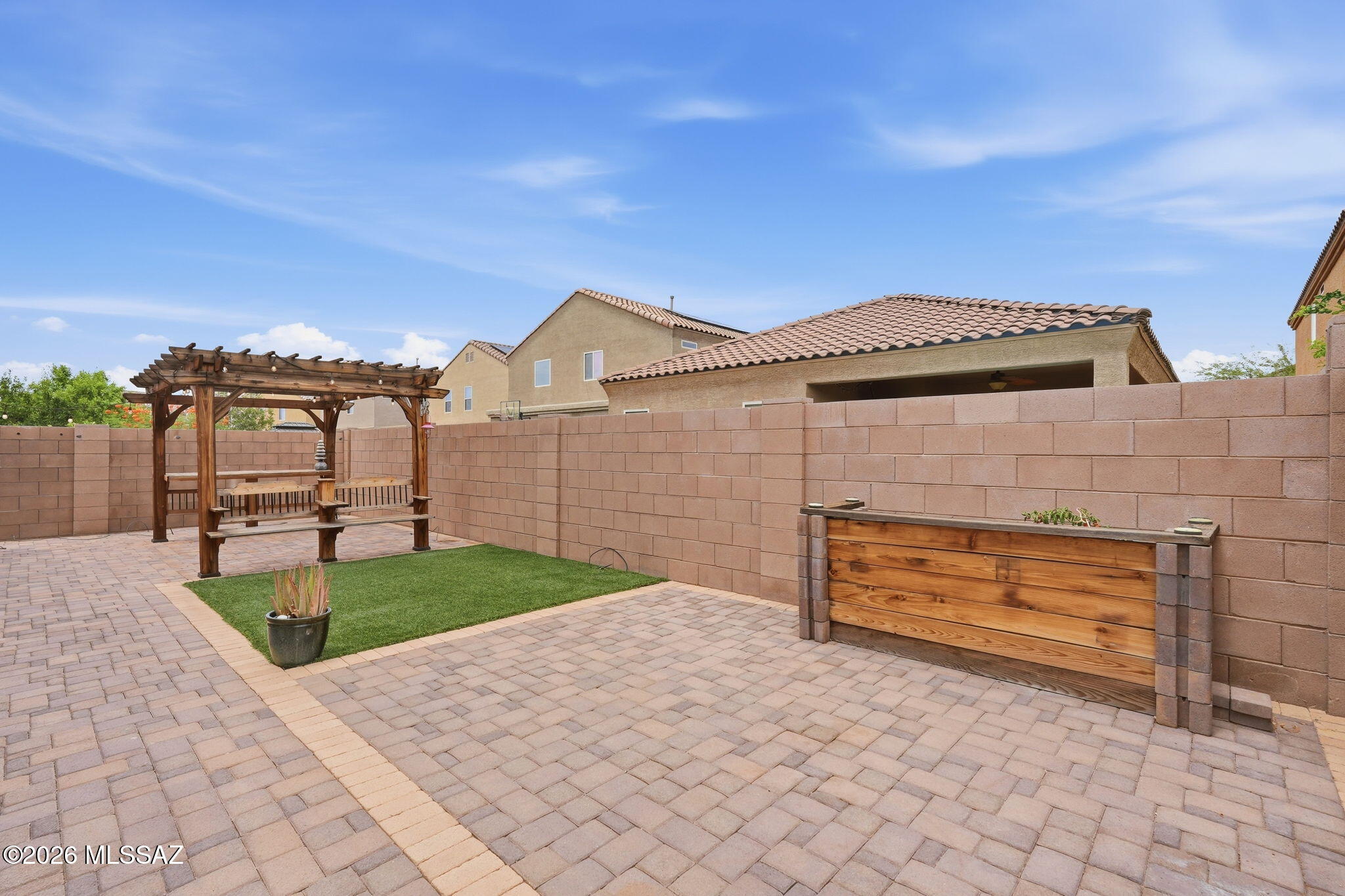 Vista Del Lago Norte SQ20140780198 - Residential