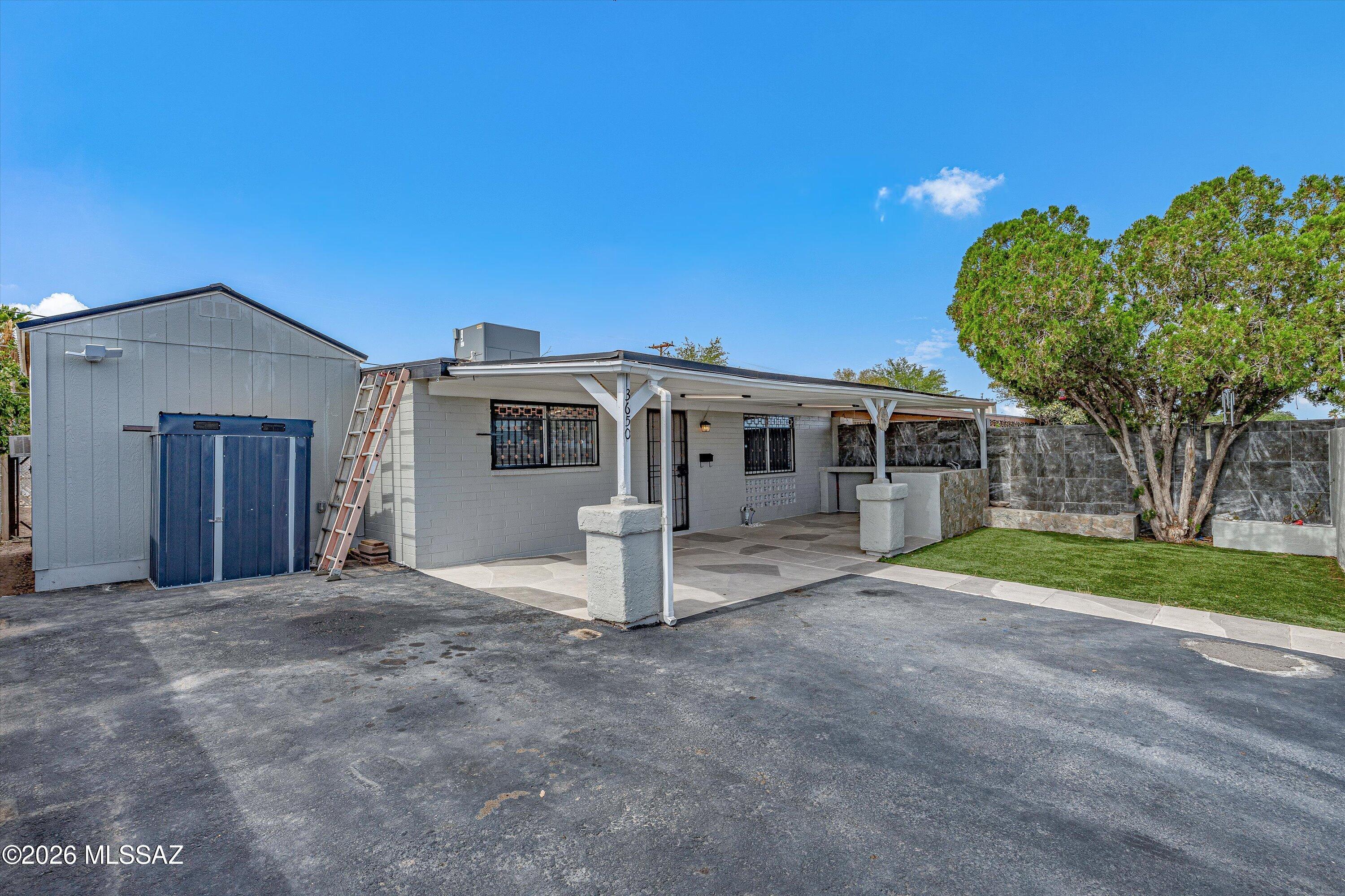 This rare seen property offeris 2,091 sq. ft. of living space, including a 1,707 sq. ft. main home plus an attached casita,
The remodeled kitchen features abundant cabinetry and stainless steel appliances. Enjoy the inviting front courtyard with nicely attached BBQ area, flagstone patio, and low-maintenance synthetic turf.
The property is fully fenced, with a block wall in front and covered chain-link fencing in back, plus alley access for RV or additional vehicle parking. Conveniently located just minutes from Reid Park, golf, tennis, pickleball, the zoo, walking paths, El Con Mall, Park Place Mall, dining, and more. Great value with flexible living space!
Come see it before it's gone!