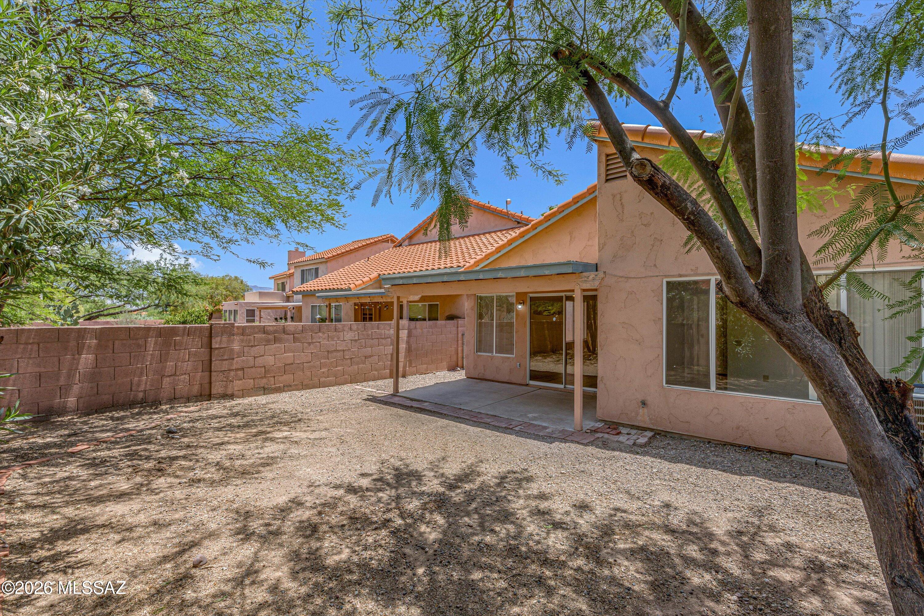A rare find in the Catalina Foothills. This single story offers a 3 bedroom, split floorplan, ready for you to make your own. Featuring upgraded vinyl plank flooring and vaulted ceilings, this property offers a light and bright atmosphere. With a North facing backyard, mountain views are in abundance. Catalina Foothills schools! Come see this amazing opportunity quick!