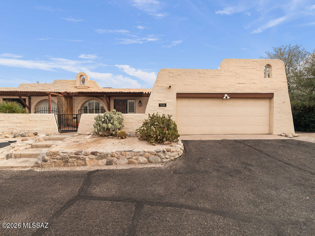 Back On the Market with * refreshed bathrooms *Fall in love with this charming Southwestern townhome. Located on River Road and Oracle Road,close to  parks, and schools, this townhome delivers the best of Tucson's North-Central lifestyle where convenience meets desert charm. Don't miss the chance to make this refreshed, move-in ready home your own!