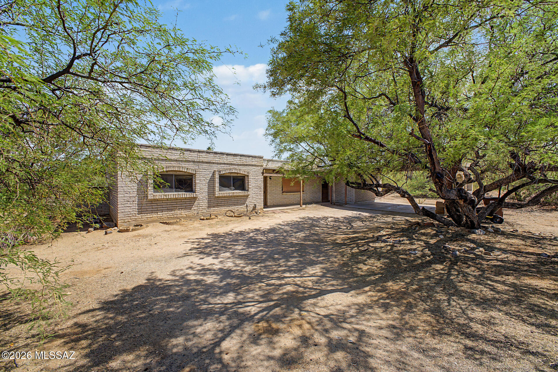 Spacious Green Valley home offering 2,298 sq ft, 2 bathrooms, and a flexible floor plan with plenty of room to make it your own. The property features a large living area, abundant natural light, covered parking, and low-maintenance desert landscaping. Enjoy peaceful surroundings, mountain and desert views, and ample outdoor space for entertaining, gardening, or relaxing under the Arizona skies. Conveniently located near golf courses, shopping, dining, and all that Green Valley has to offer. A wonderful opportunity for a full-time residence, seasonal retreat, or investment property!