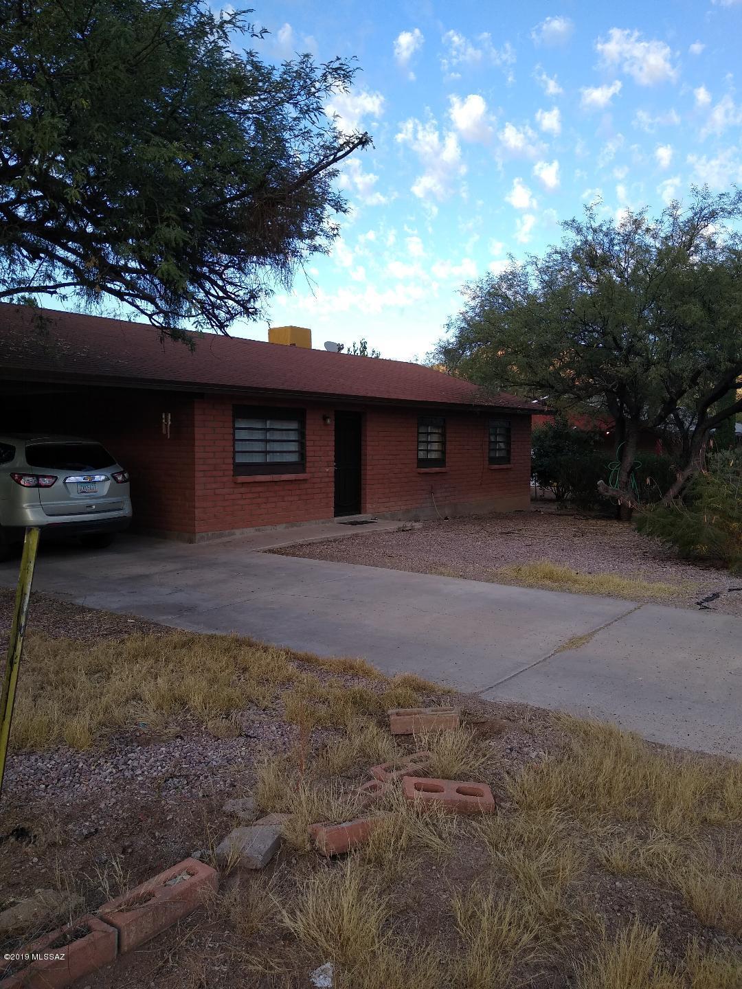 This cozy property features, 3 bedroom, 2 bathrooms, Kitchen featuring granite counter tops and is conveniently located near Schools, Restaurants, Shopping centers, gas stations, 2 blocks from the interstate 10 freeway,
The property is fully fenced with a block wall. 
Perfect for privacy and personal security. And with a Wrought iron security windows.