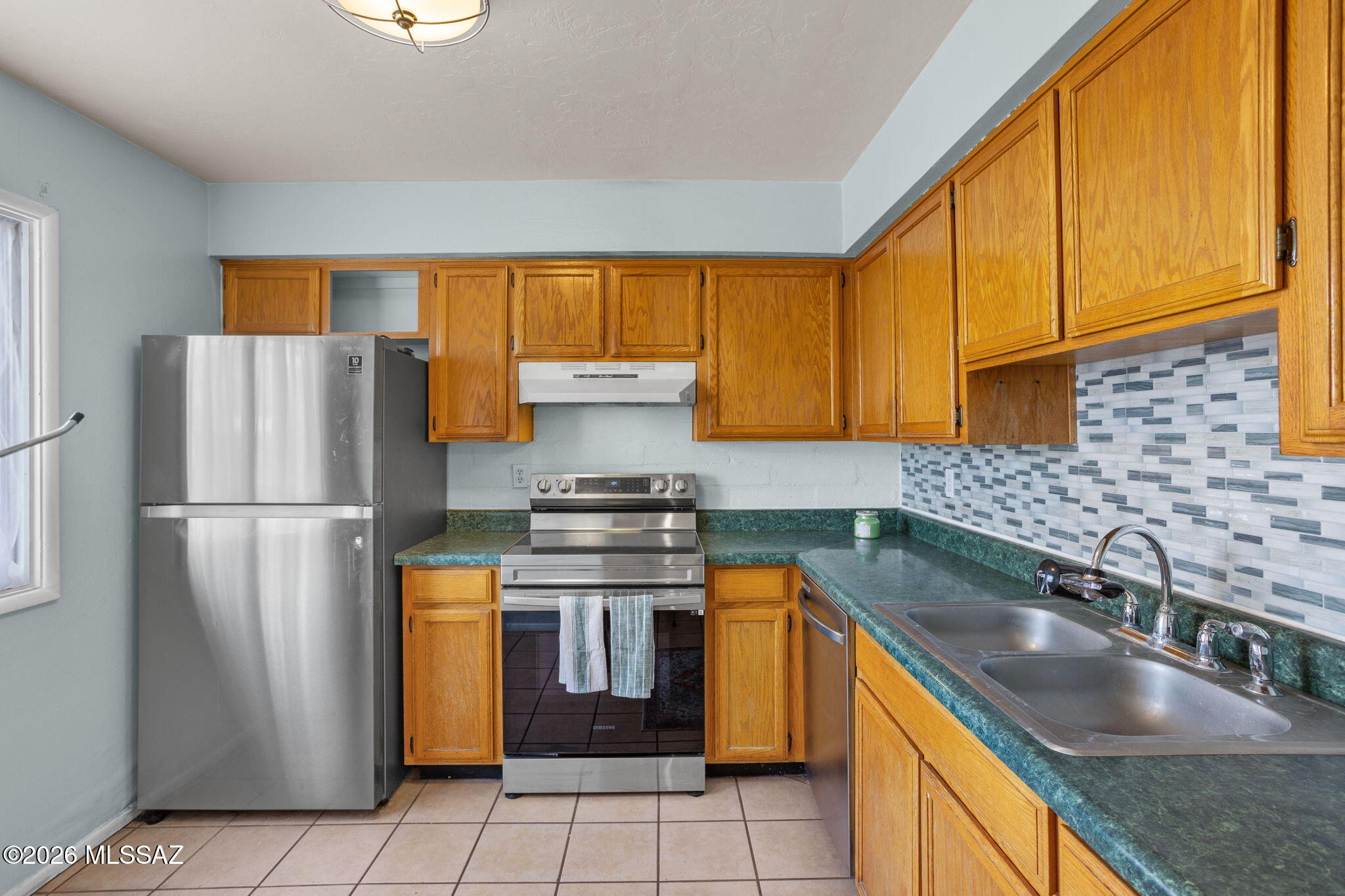 Live in the heart of central Tucson! This block-construction 3 bedroom, 3 bathroom home features a bright open great-room layout, some freshly painted interiors, and brand-new fresh carpet. Enjoy a generous walk-out balcony connecting two bedrooms. Assigned covered parking space and extra storage. Located just off the Mountain Ave bike path near Fort Lowell, it's ideal for U of A students, cyclists, medical professionals, and anyone who wants quick access to campus, dining, and shopping. The community includes a pool, spa, and mature shade trees and landscaping. Schedule your showing today!