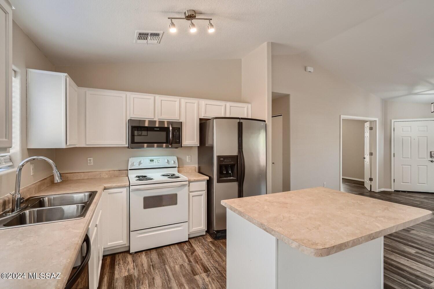 Rancho Del Lago (608-1030) - Residential Lease