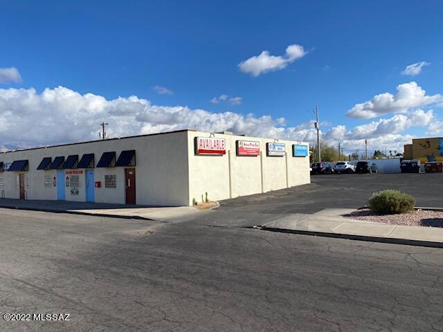 Central retail space on the corner of Speedway & Jones Blvd.  Endcap, tile floors, move in ready.  $1200 month modified gross lease.